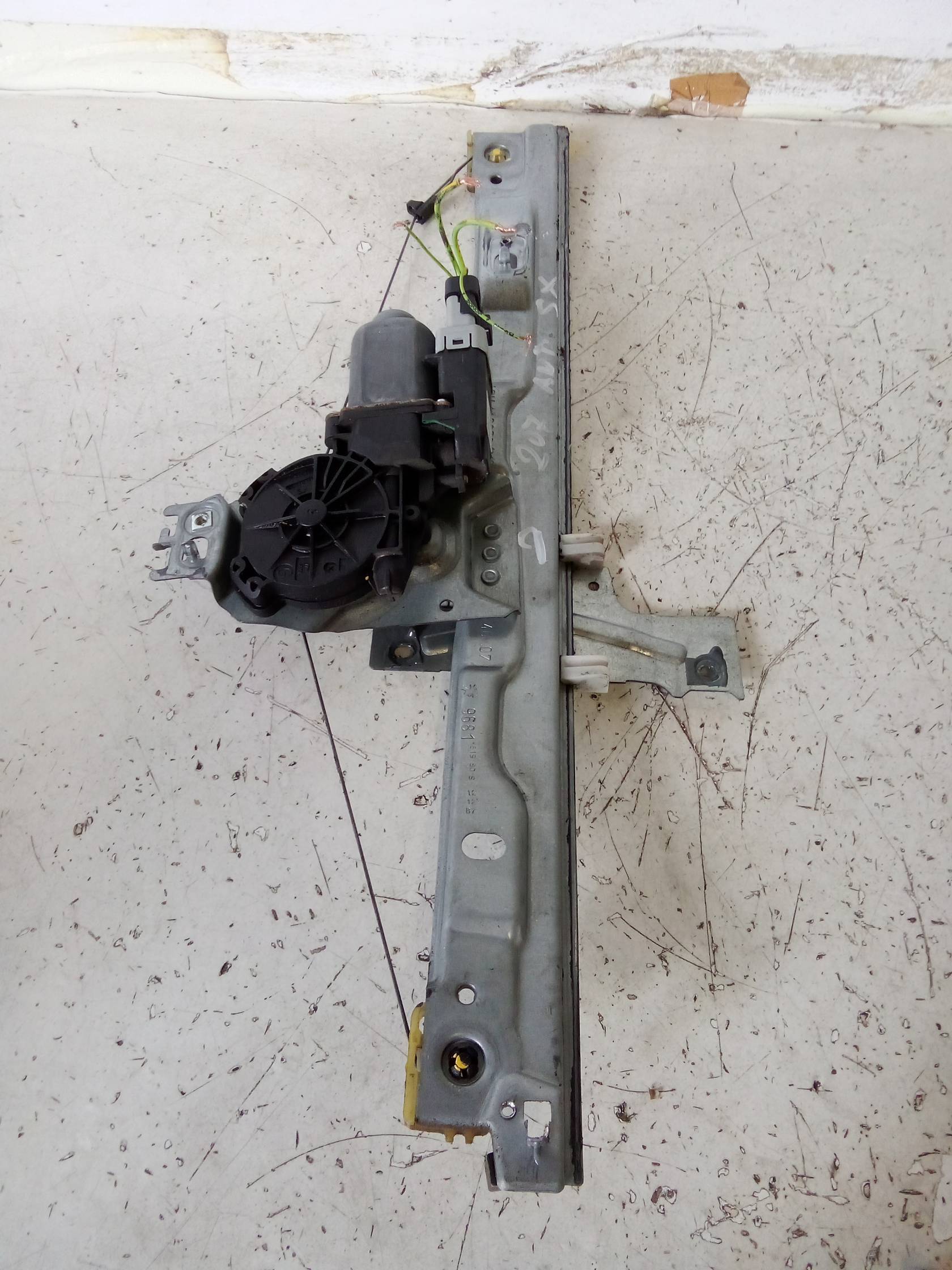 Alzacristallo elettr. porta ant. sx.