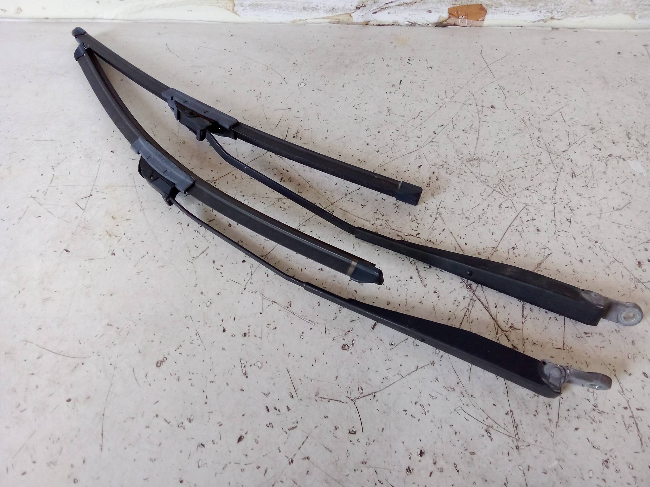 Braccio tergiparabrezza sx.