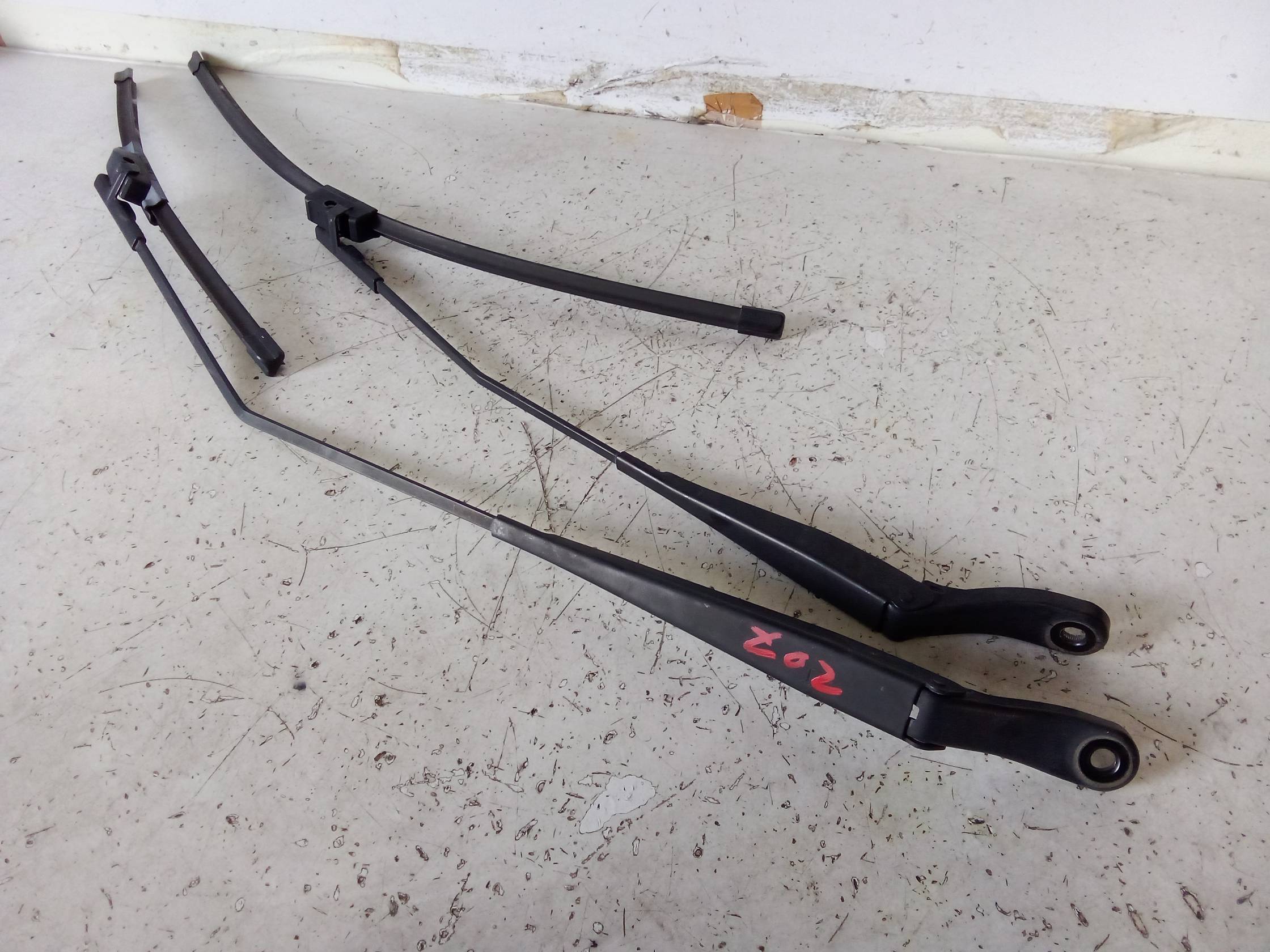 Braccio tergiparabrezza sx.