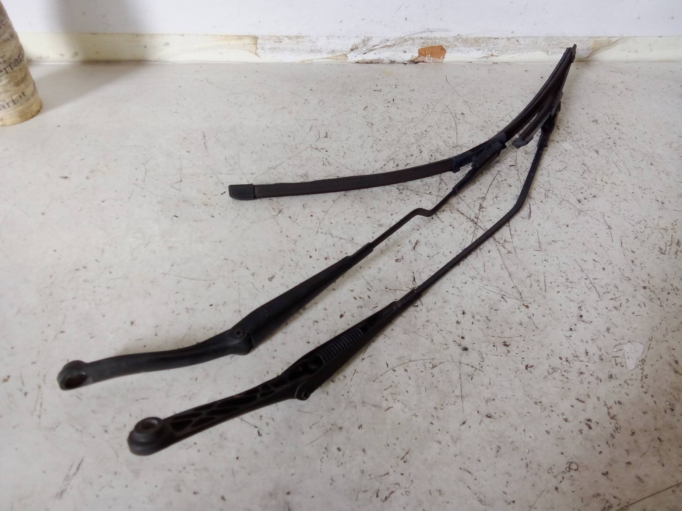 Braccio tergiparabrezza sx. Braccio tergiparabrezza sx.