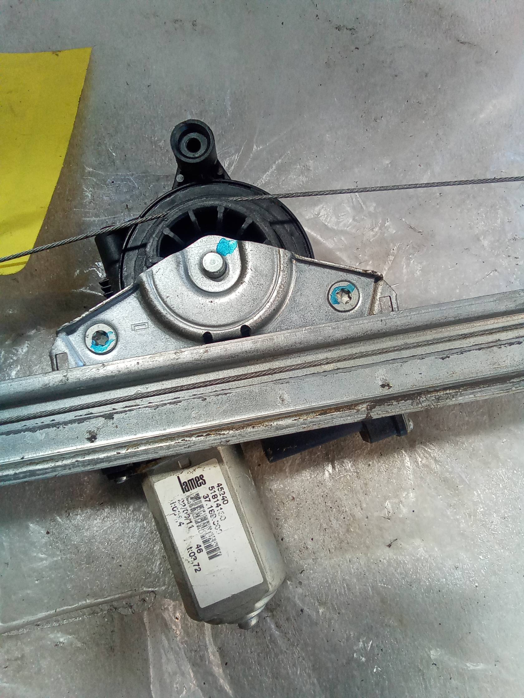 Alzacristallo elettr. porta post. con motorino dx.