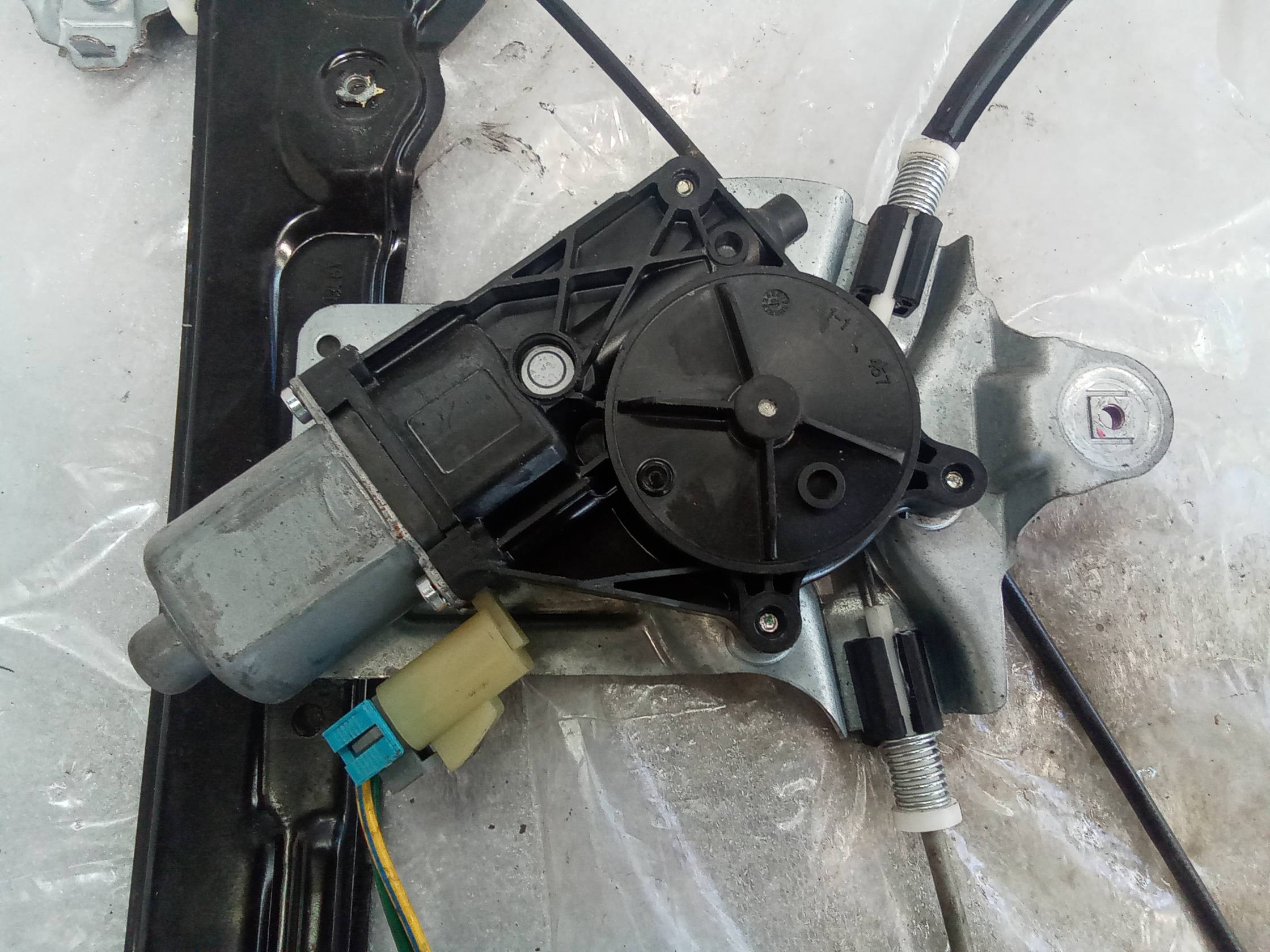 Alzacristallo elettr. porta ant. con motorino dx.