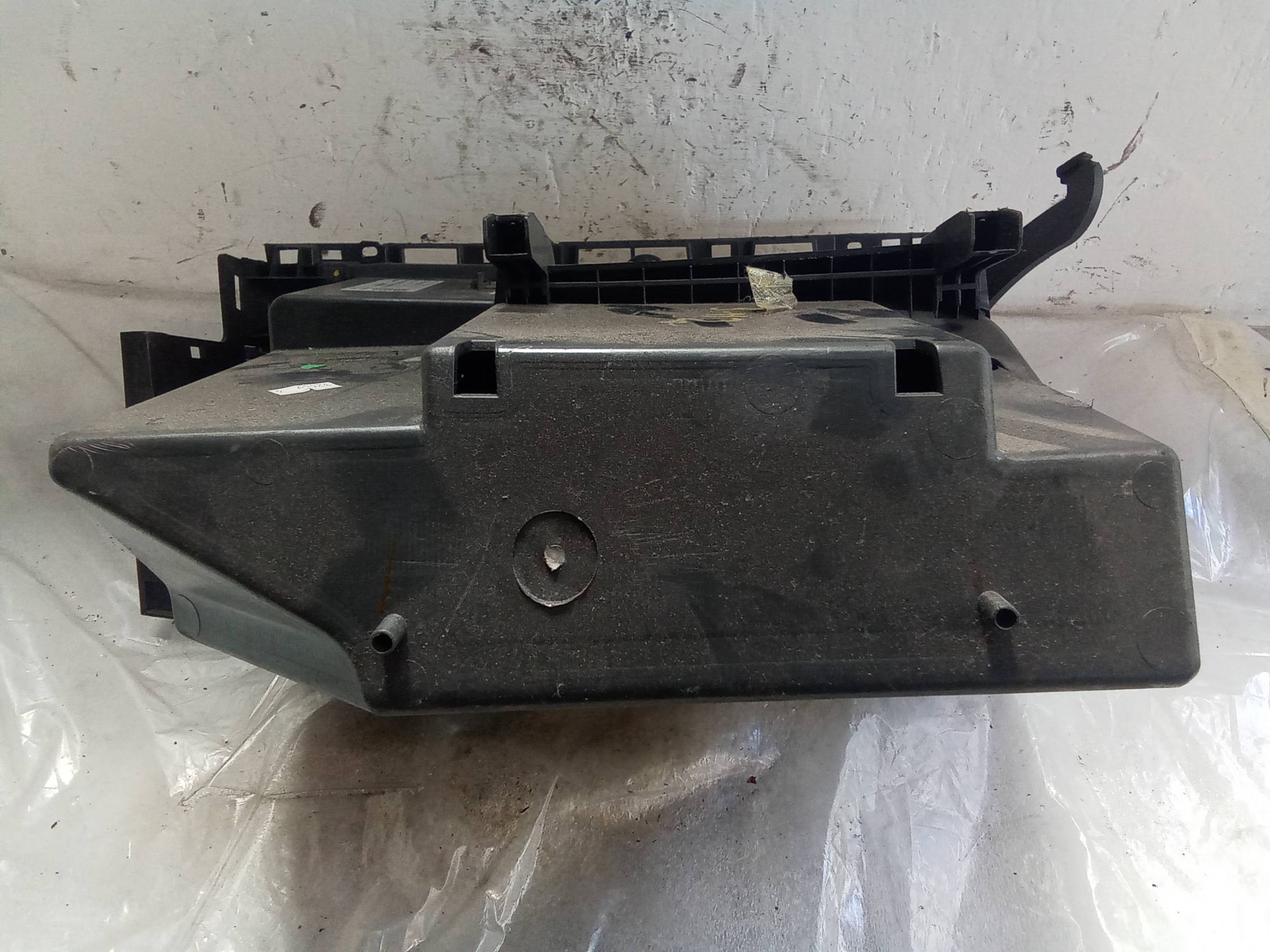 Cassetto portaoggetti lato passeggero