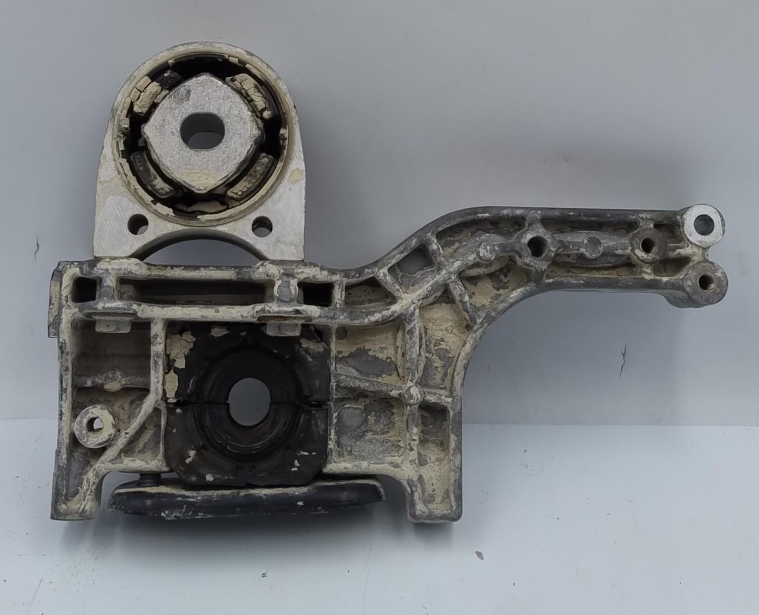 Supporto barra stabilizzatrice ant. sx. Supporto barra stabilizzatrice ant. sx.