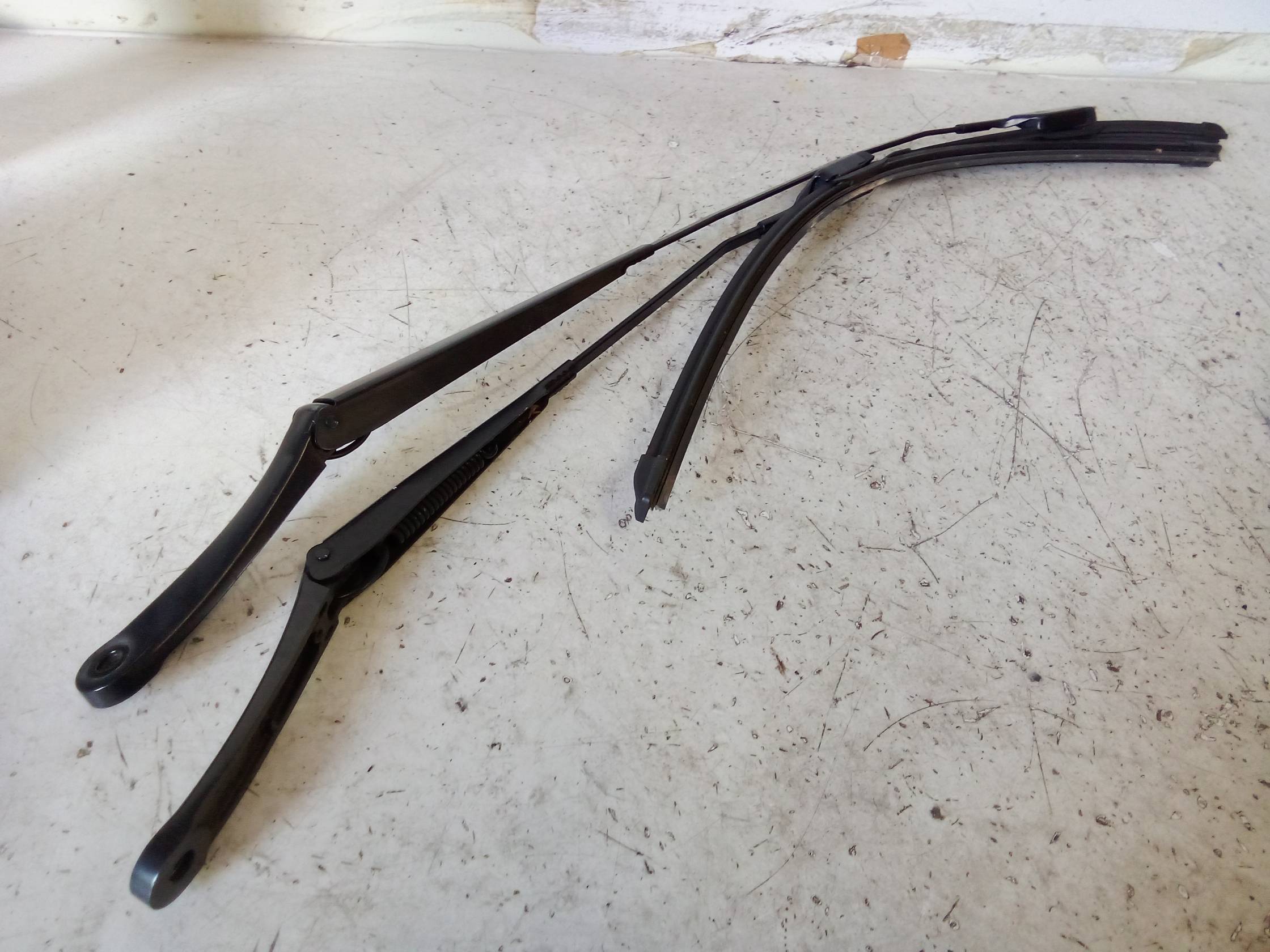 Braccio tergiparabrezza sx.