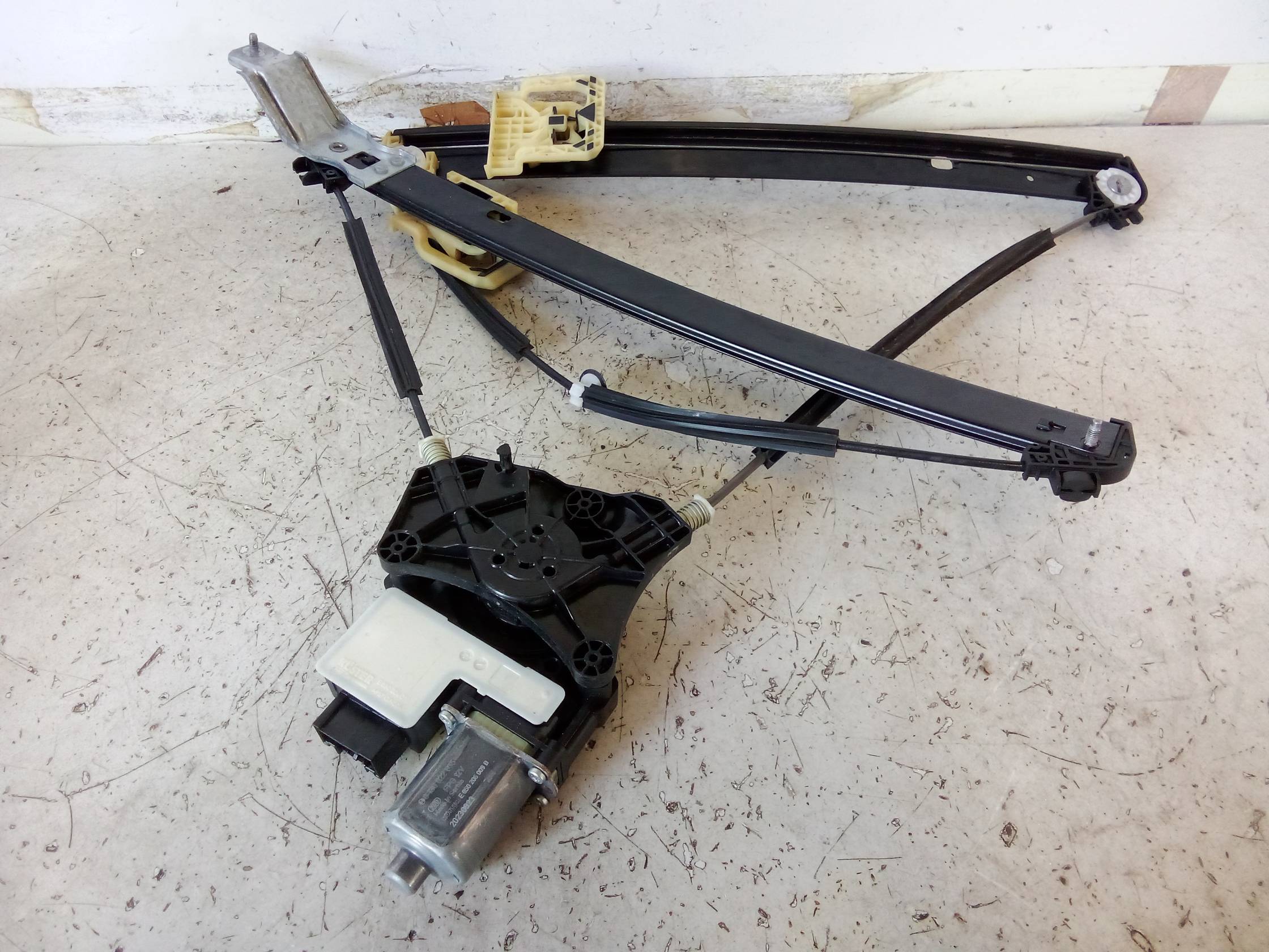 Alzacristallo elettr. porta ant. dx.