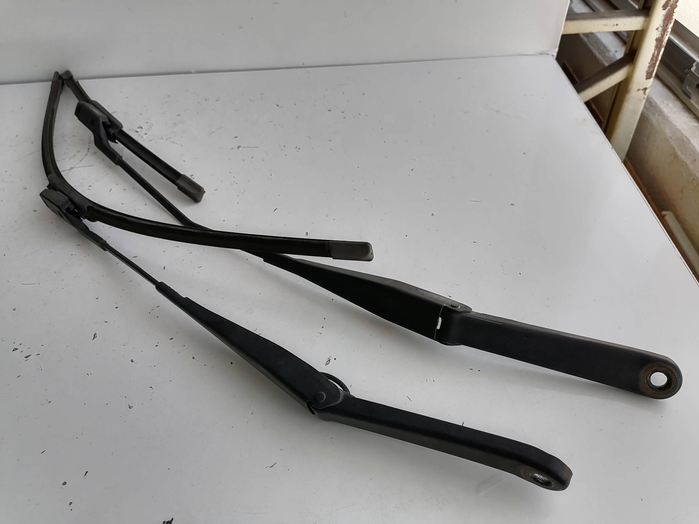 Braccio tergiparabrezza sx.