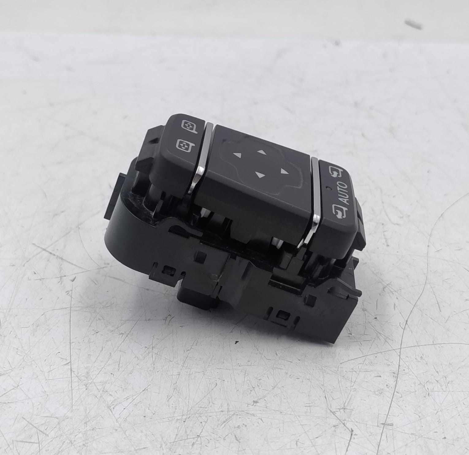 Comando regolazione retrovisori esterni Comando regolazione retrovisori esterni