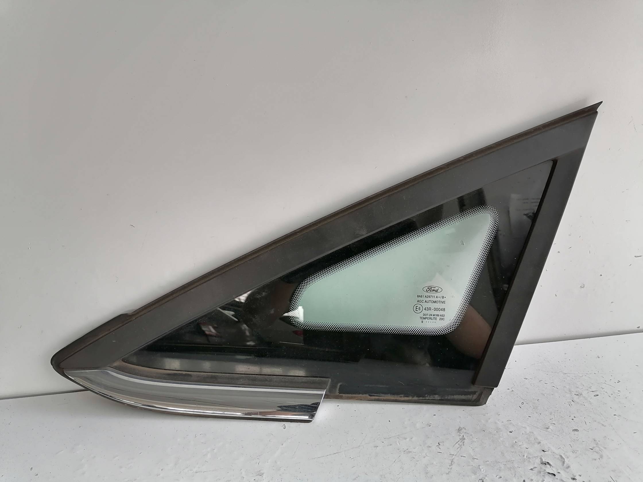 Fisso parafango ant. sx.