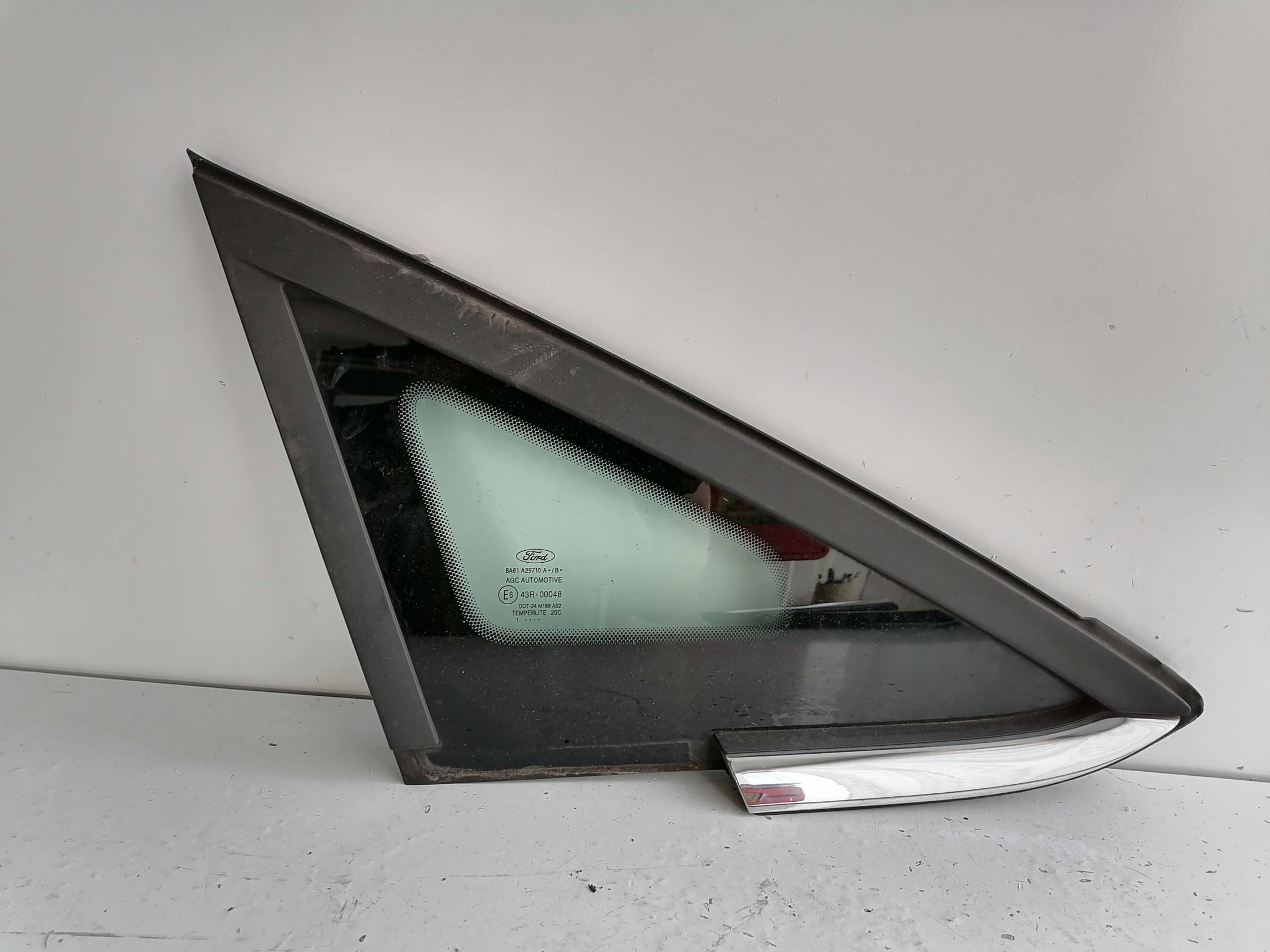 Fisso parafango ant. dx.