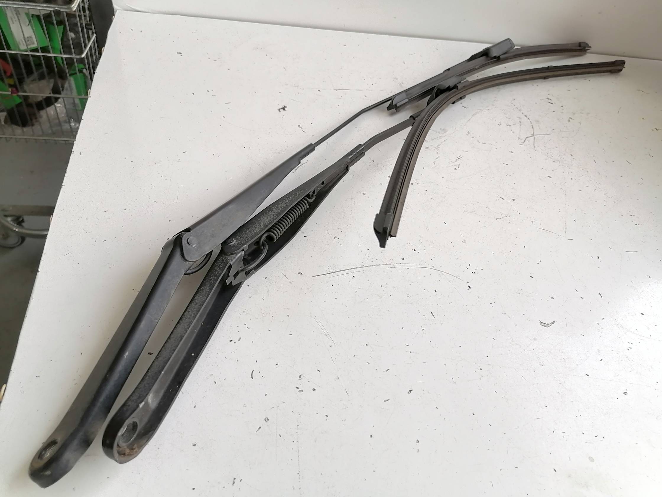 Braccio tergiparabrezza sx.