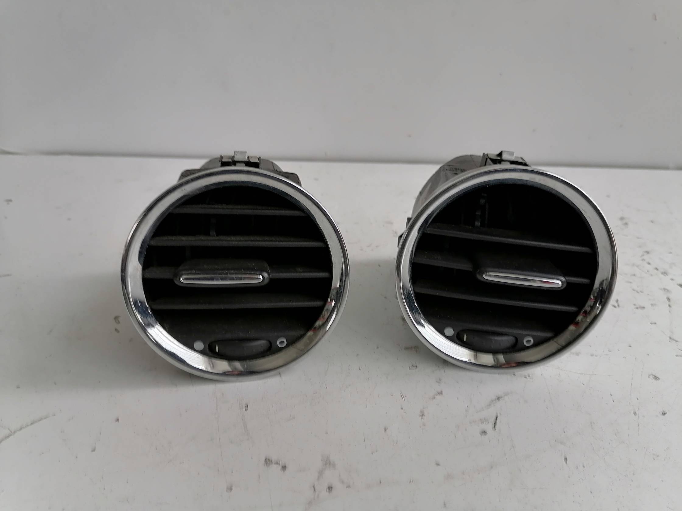 Bocchetta aria lat. cruscotto sx.