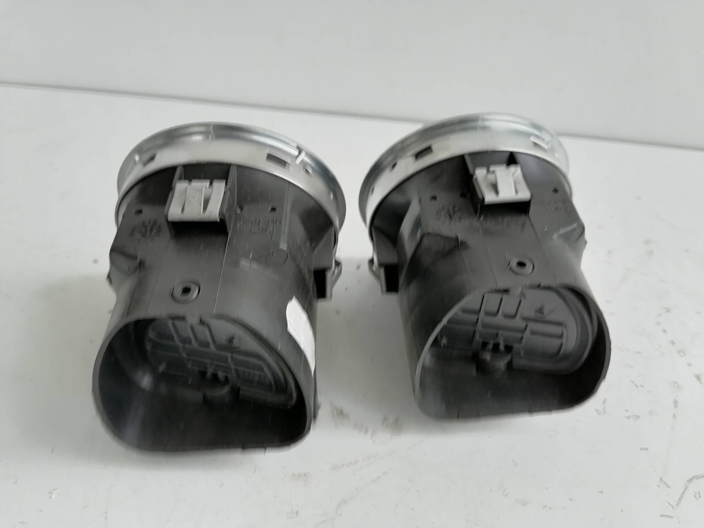 Bocchetta aria lat. cruscotto sx.