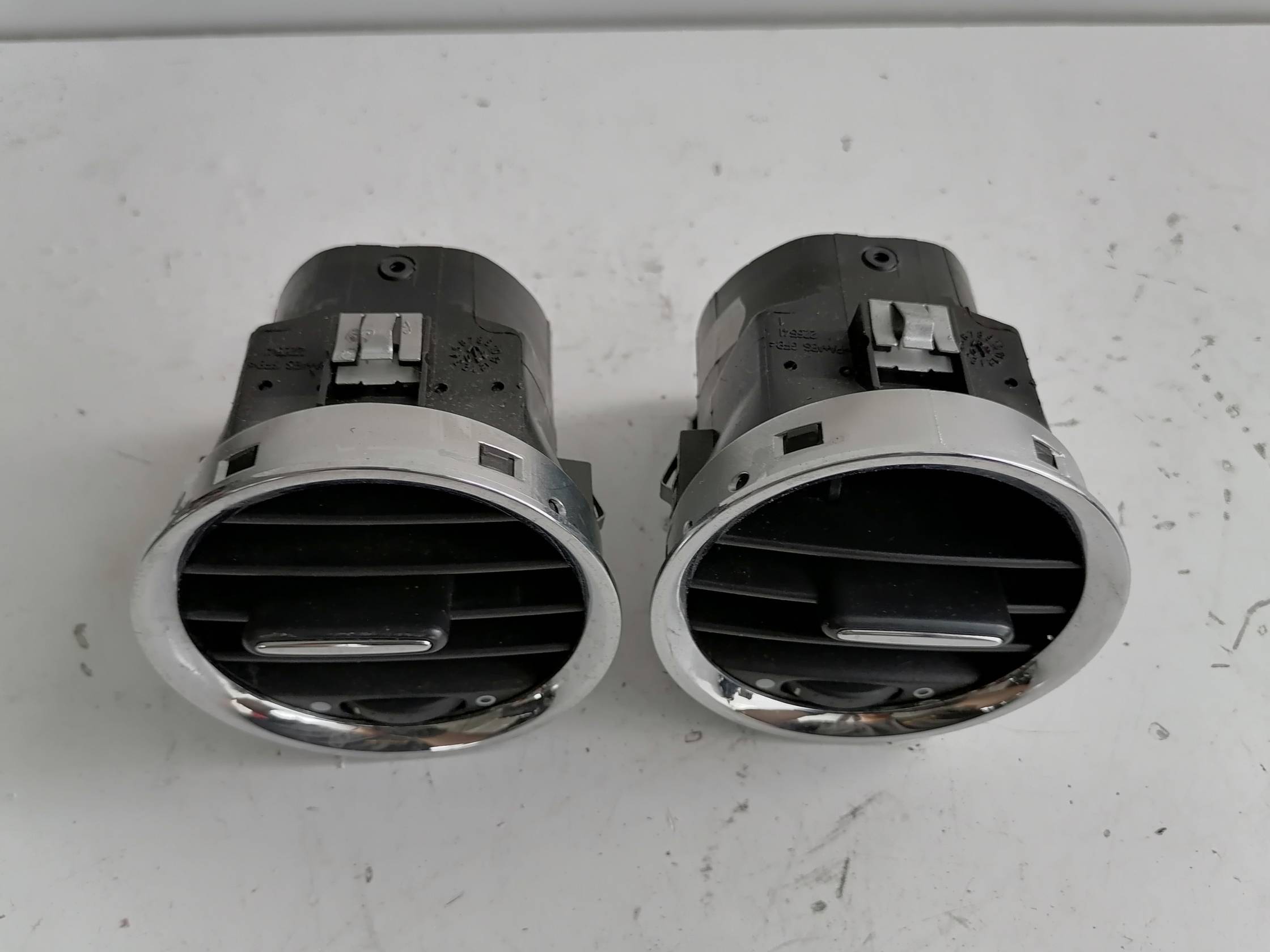 Bocchetta aria lat. cruscotto sx.