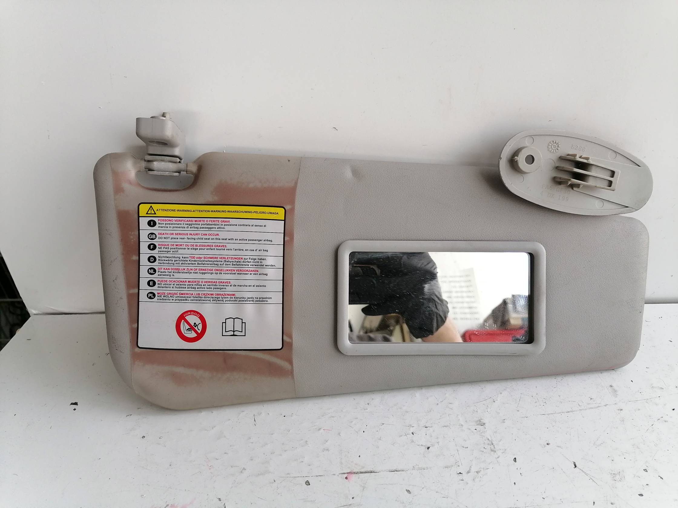 Aletta parasole parabrezza dx.