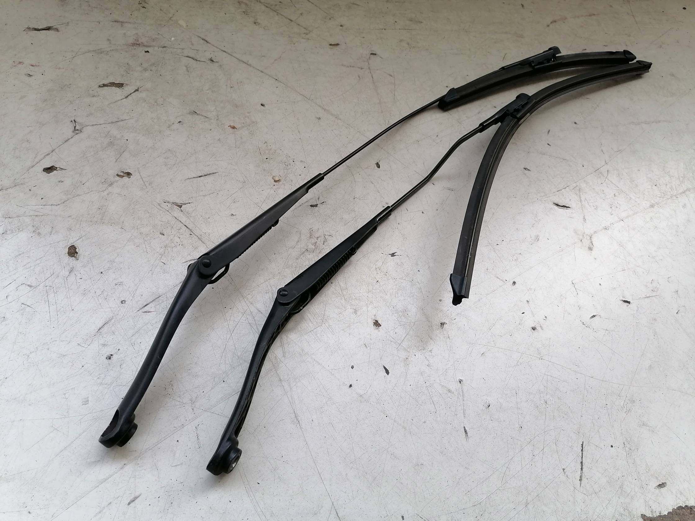 Braccio tergiparabrezza sx.