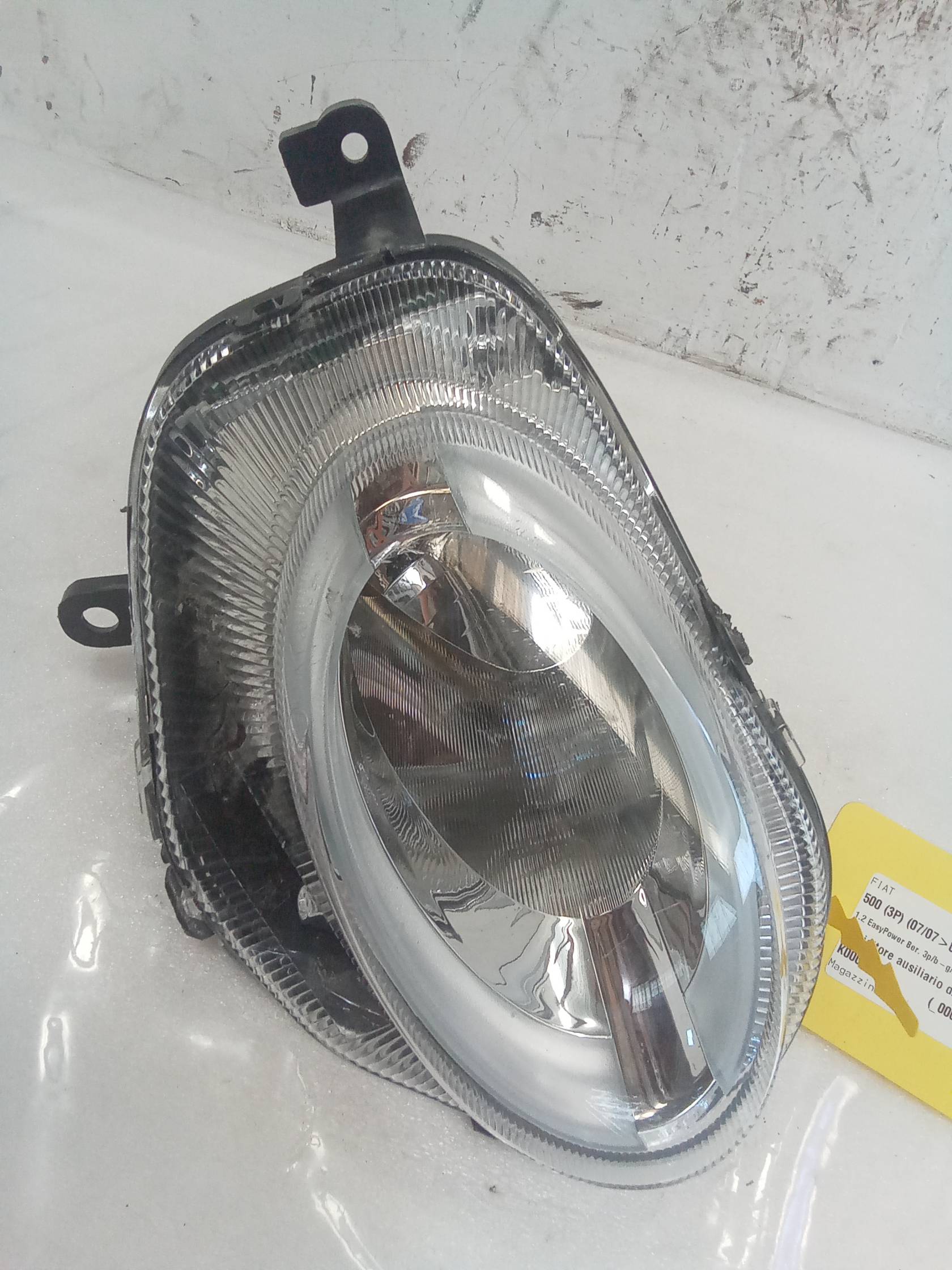 Proiettore ausiliario dx.