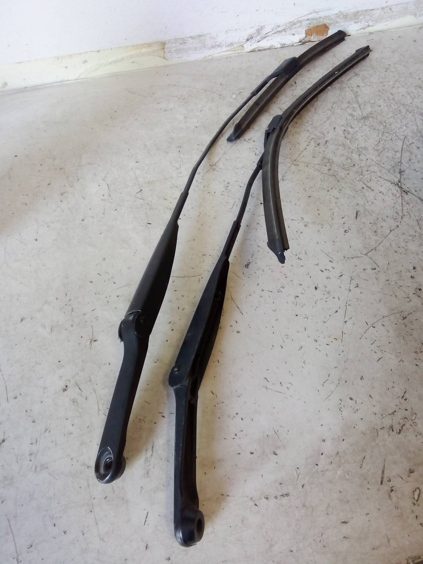 Braccio tergiparabrezza sx.