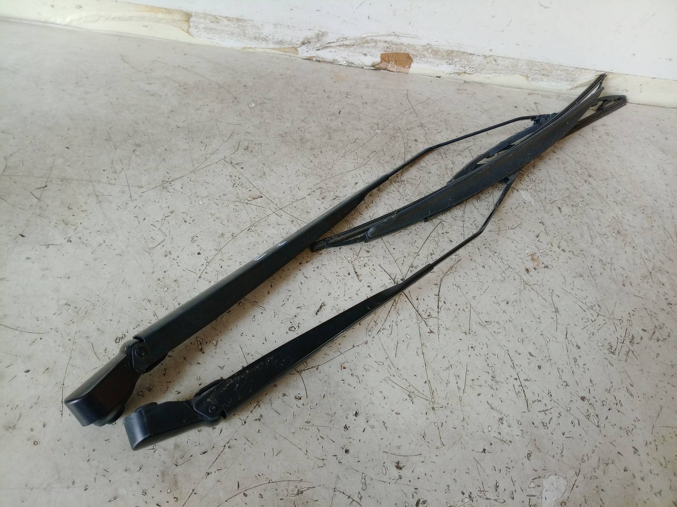 Braccio tergiparabrezza sx.