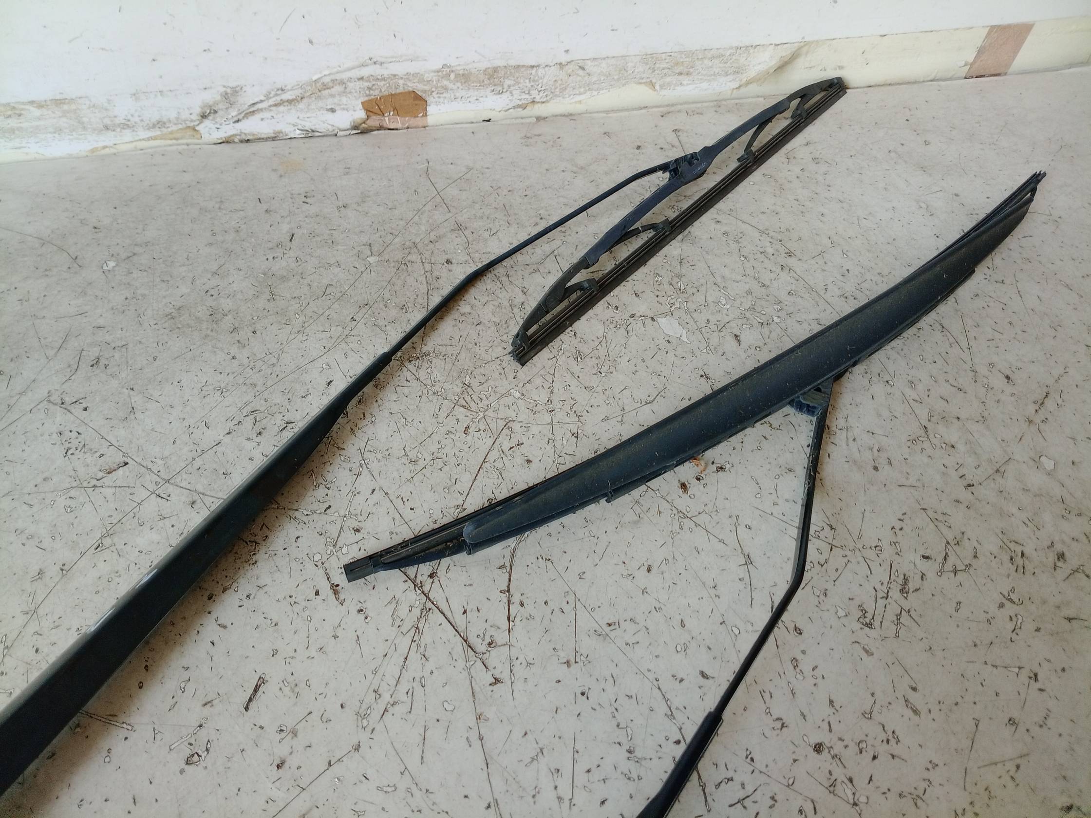 Braccio tergiparabrezza sx.