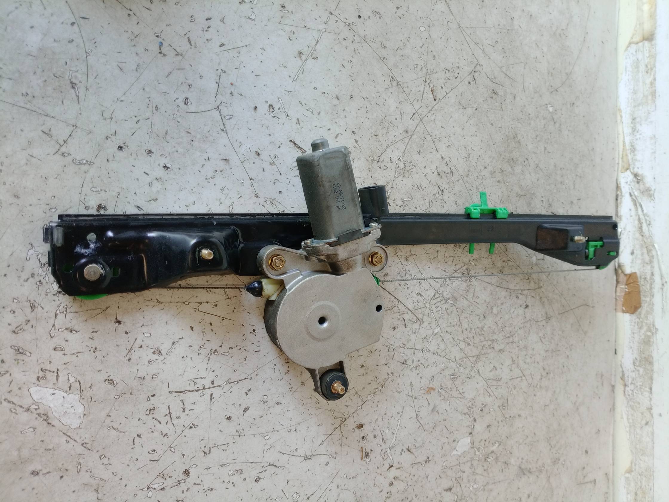 Alzacristallo elettr. porta ant. con motorino dx. Alzacristallo elettr. porta ant. con motorino dx.