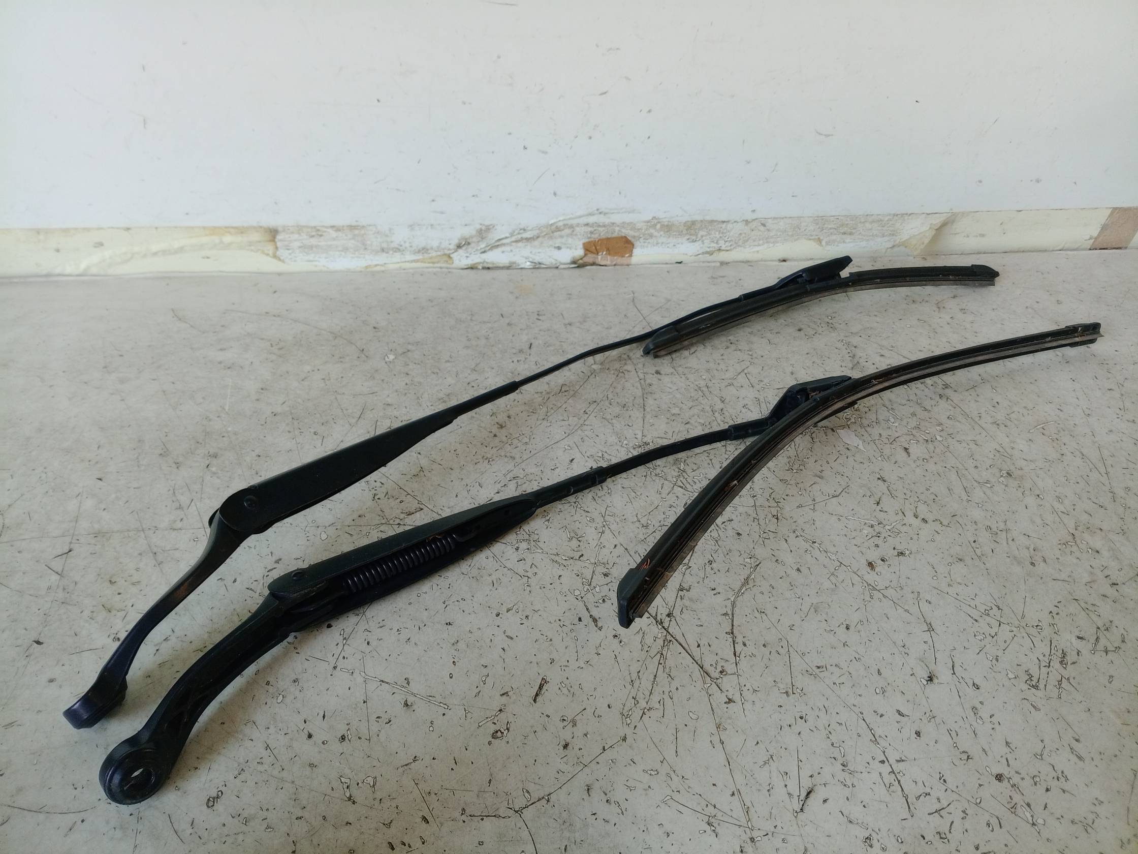 Braccio tergiparabrezza sx. Braccio tergiparabrezza sx.