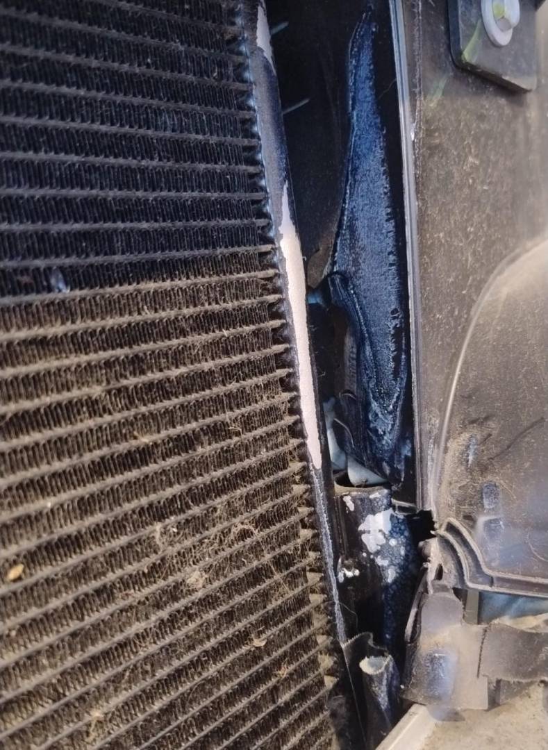 Calandra anteriore con radiatori e ventola