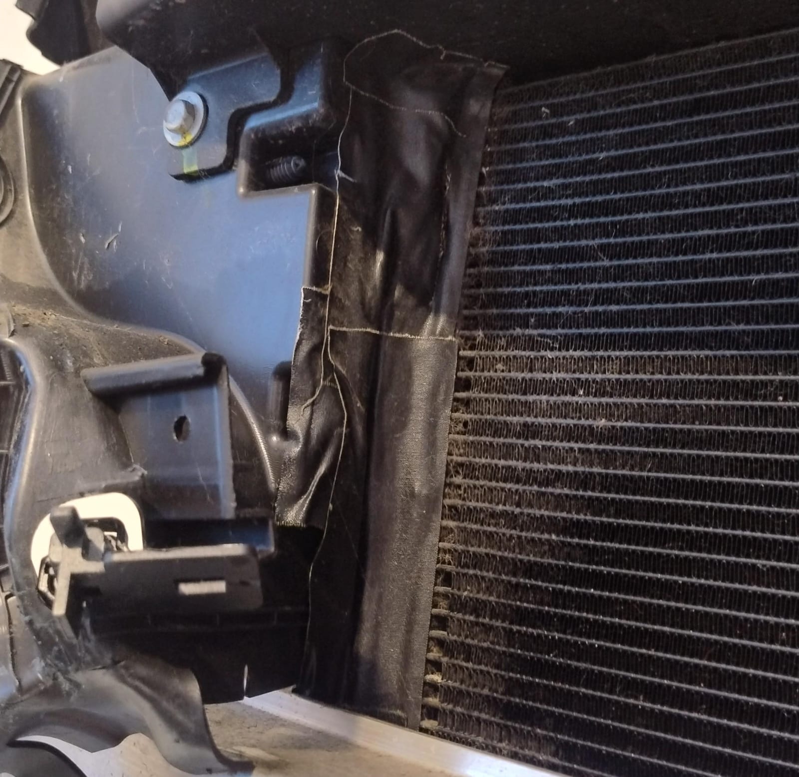 Calandra anteriore con radiatori e ventola