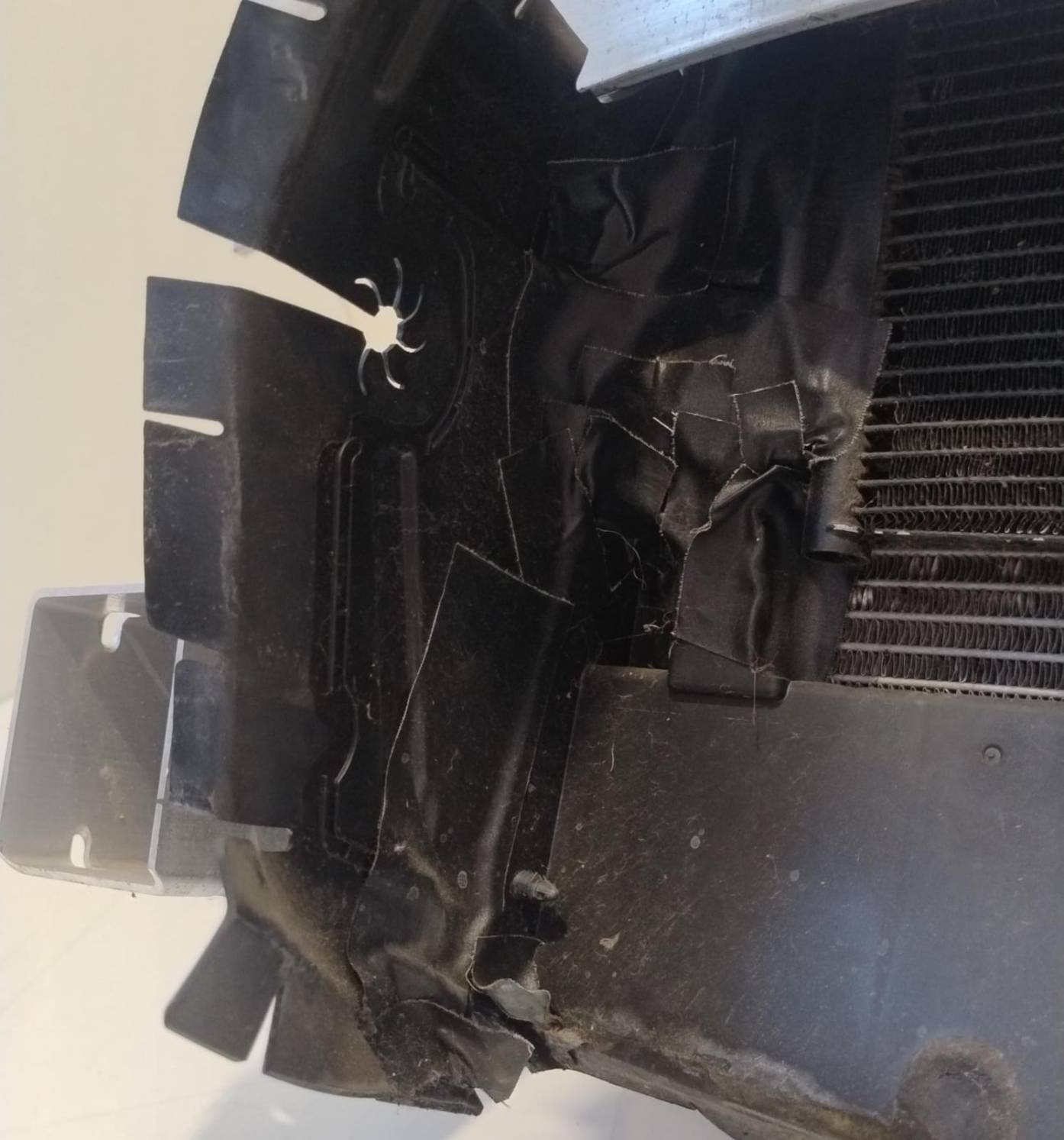 Calandra anteriore con radiatori e ventola