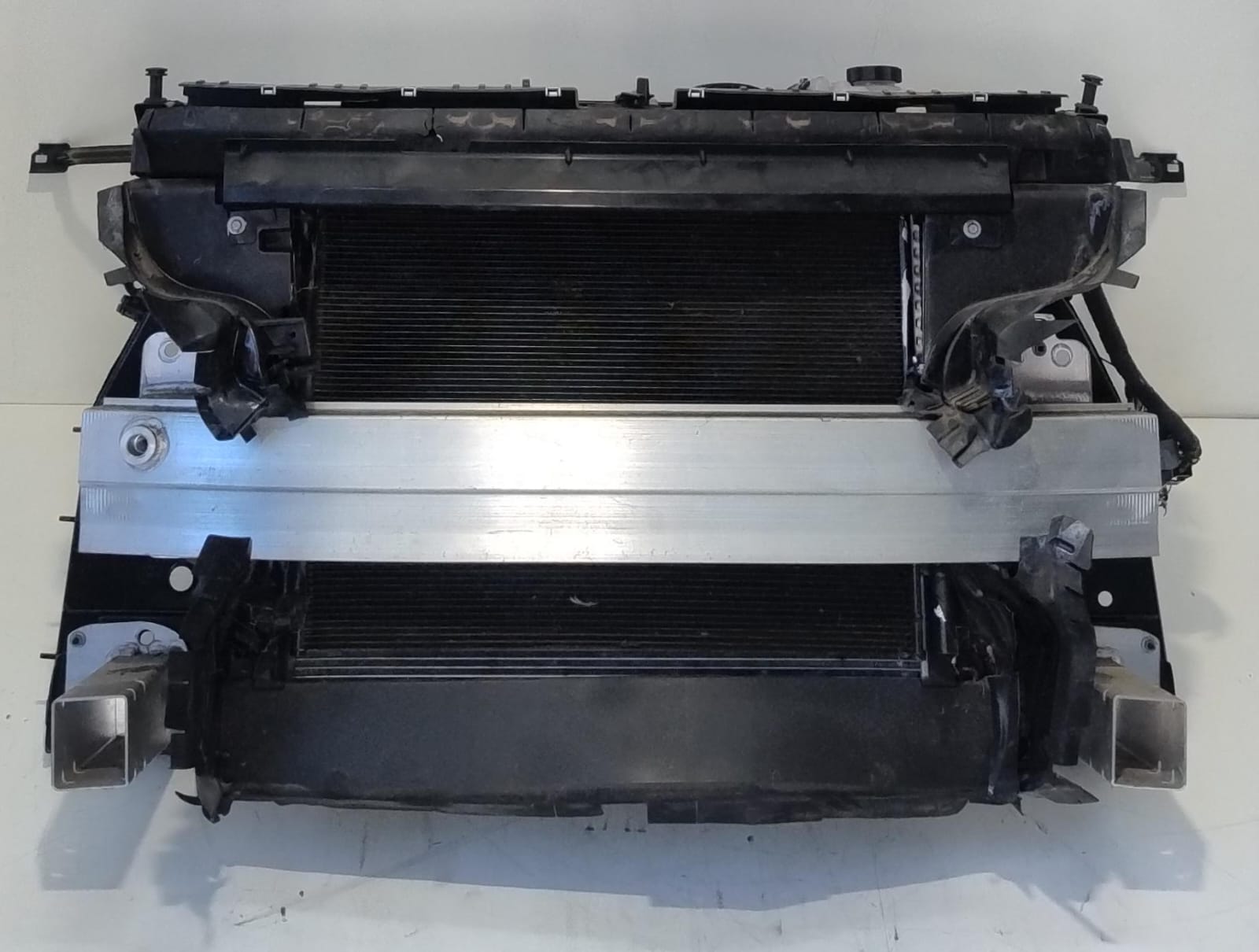 Calandra anteriore con radiatori e ventola