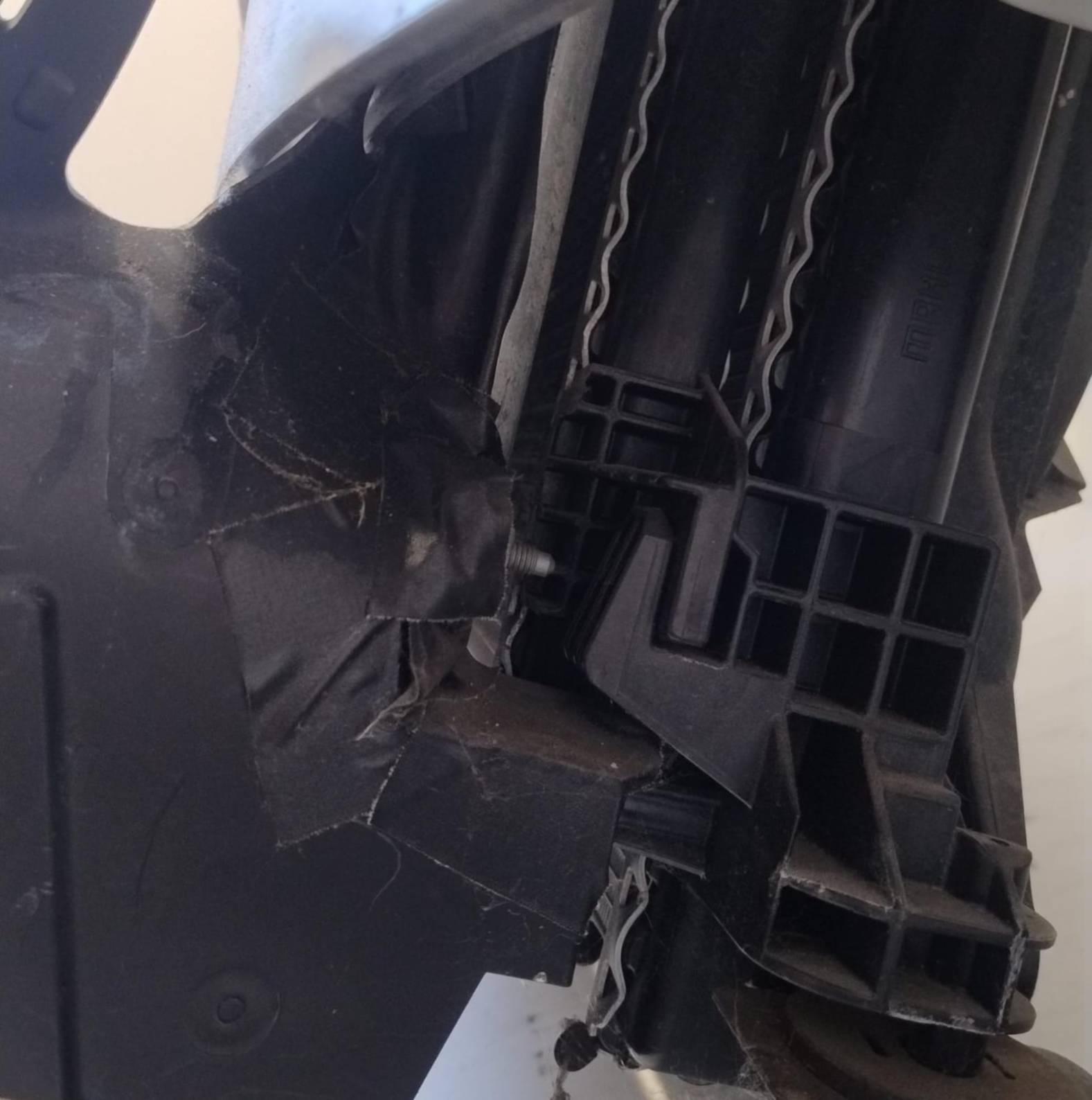 Calandra anteriore con radiatori e ventola