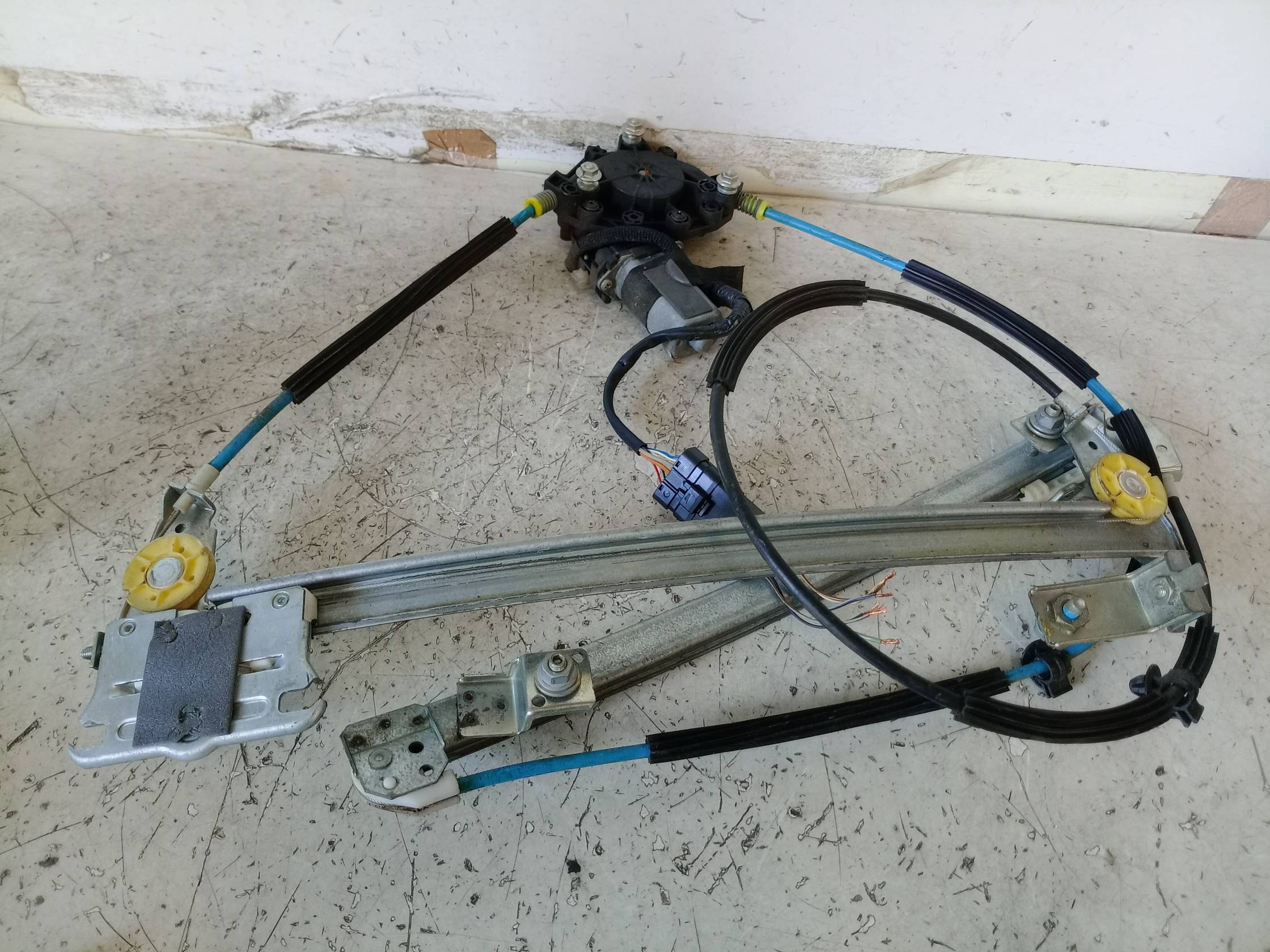 Alzacristallo elettr. porta ant. con motorino dx.