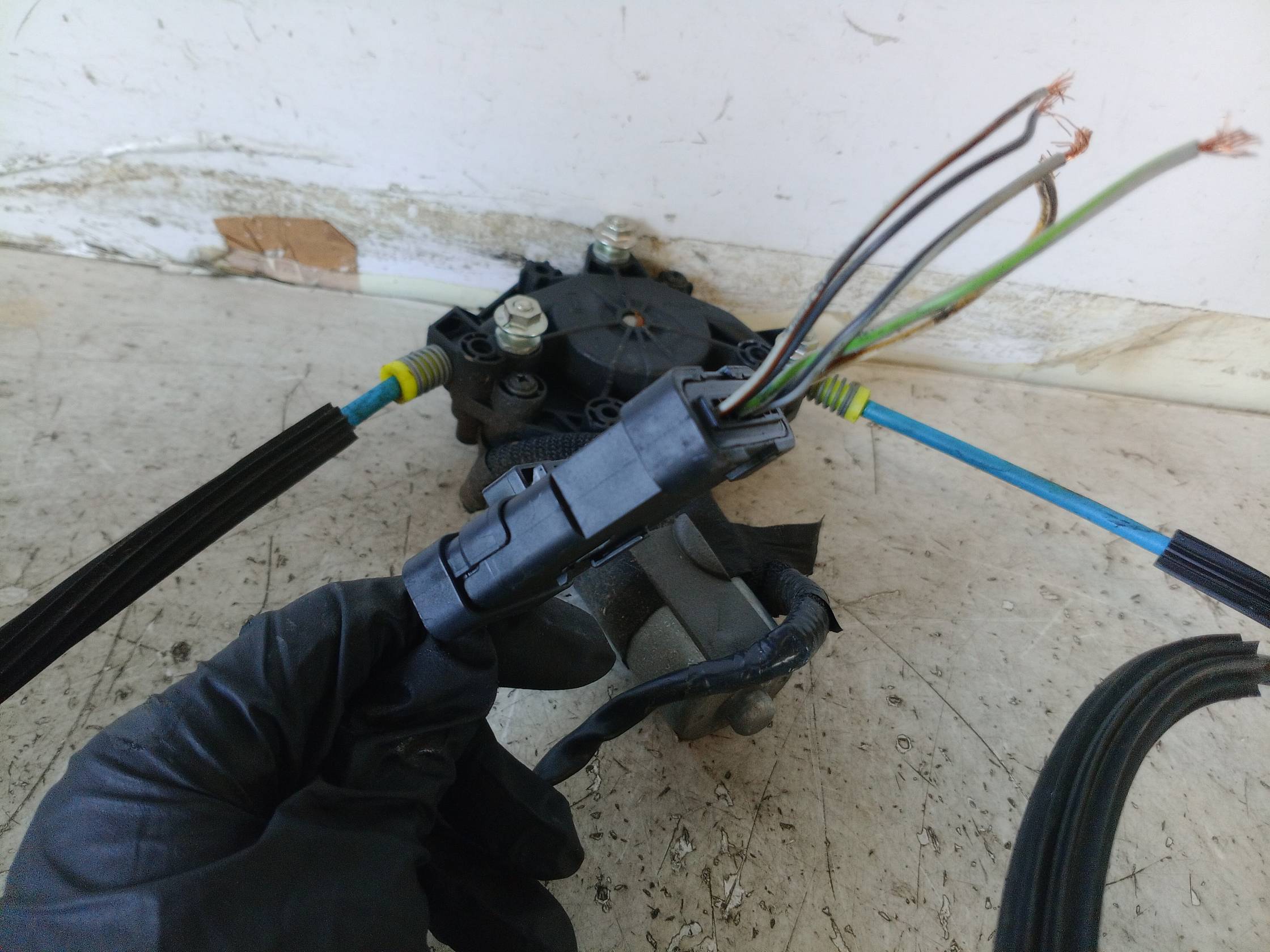 Alzacristallo elettr. porta ant. con motorino dx.