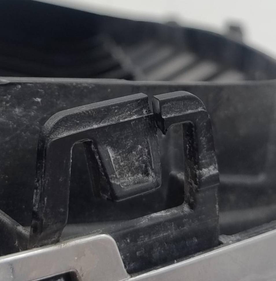 Griglia paraurti ant. dx.