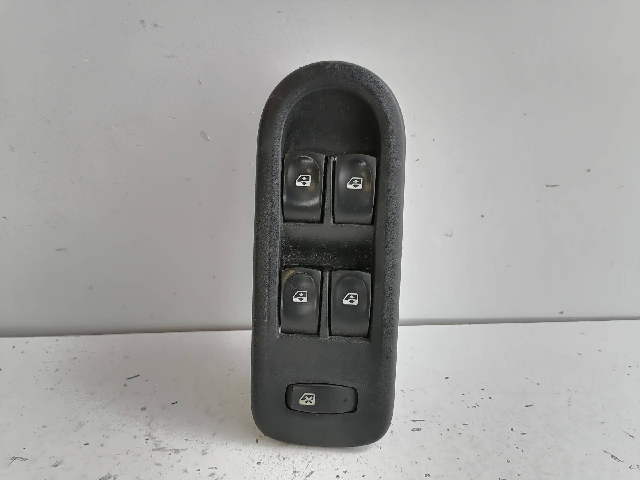 Interruttore alzacristalli porta ant. sx.