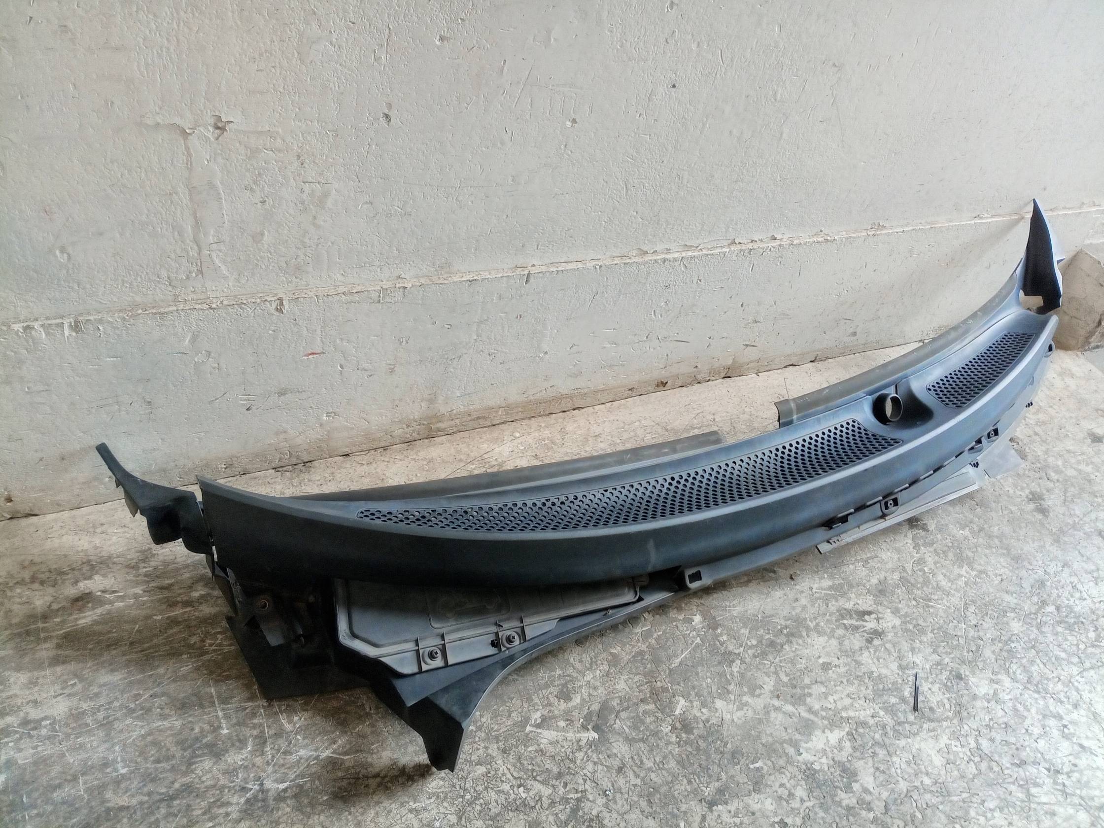 Griglia centr. sottoparabrezza Griglia centr. sottoparabrezza