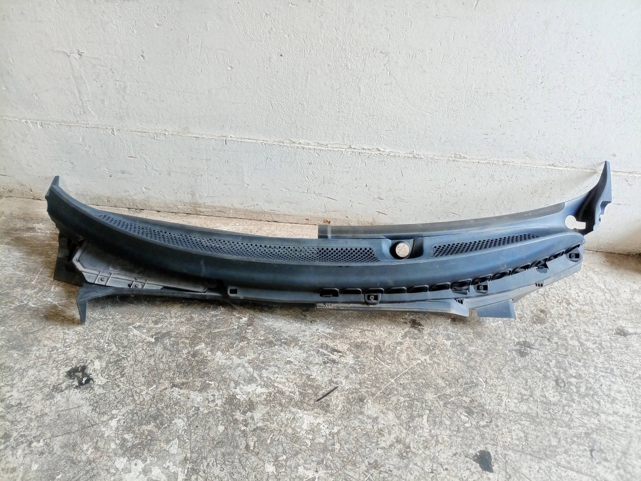 Griglia centr. sottoparabrezza Griglia centr. sottoparabrezza