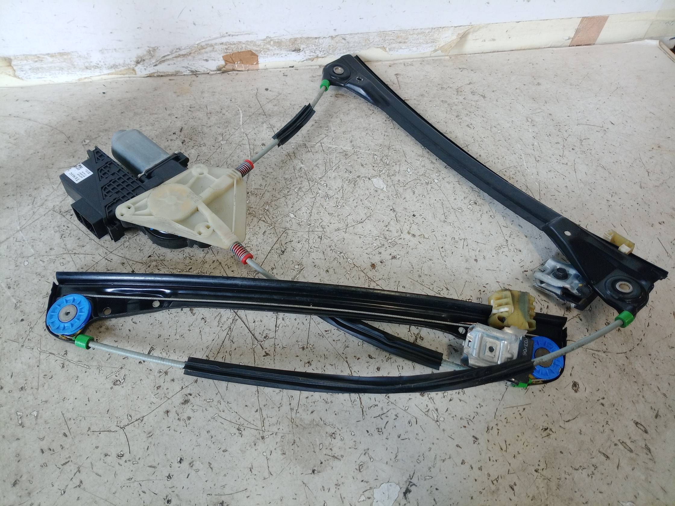 Alzacristallo elettr. porta ant. dx.