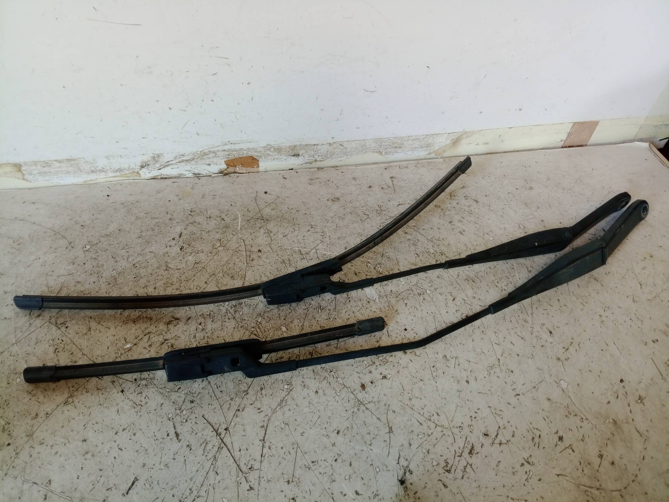 Braccio tergiparabrezza sx.