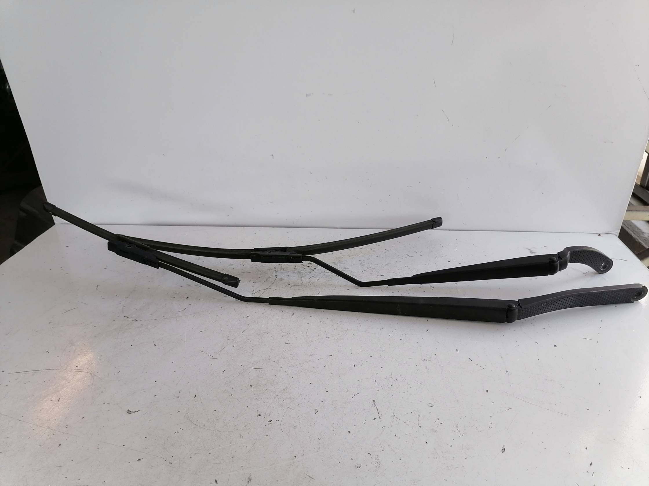 Braccio tergiparabrezza sx.