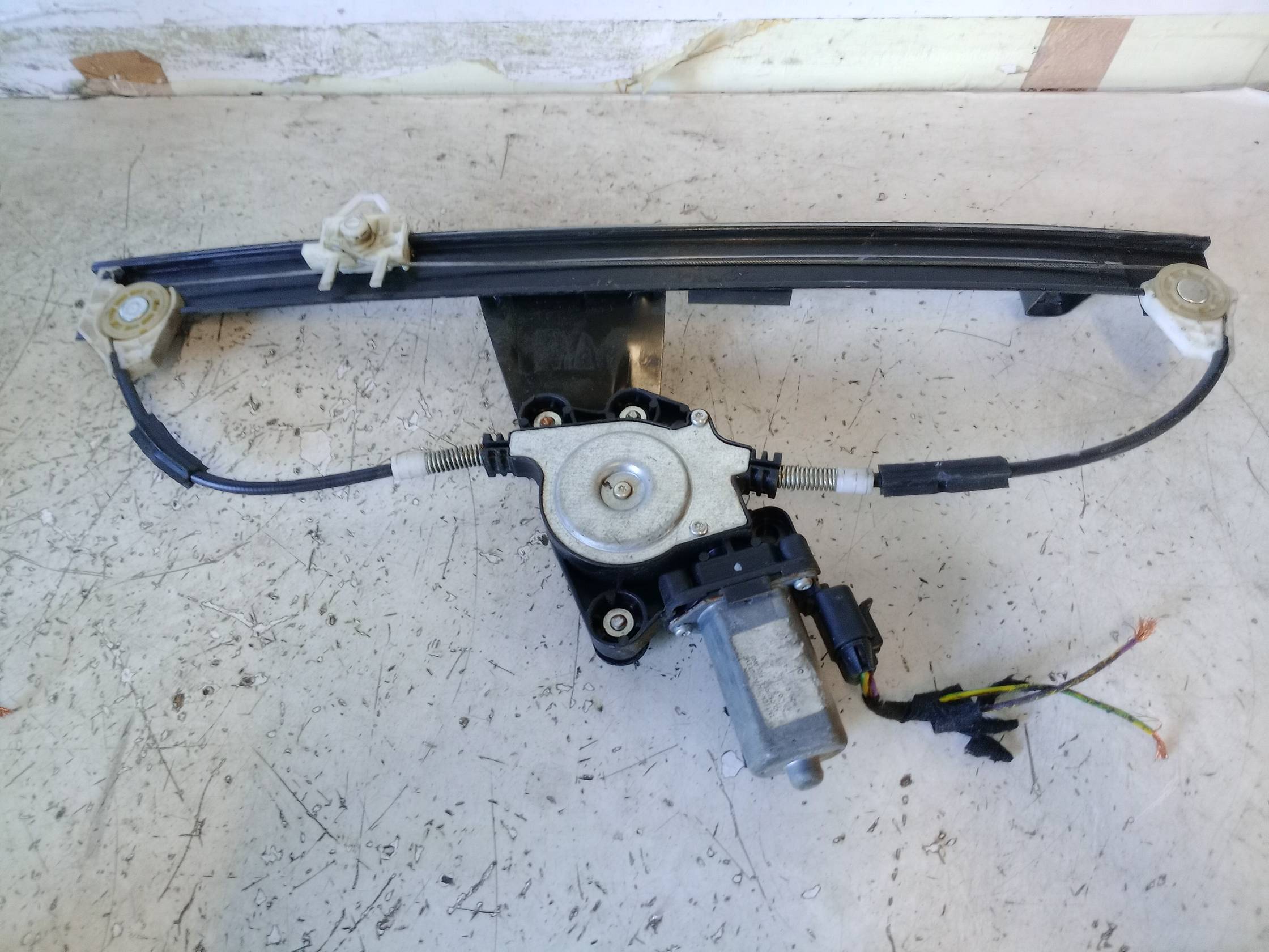 Alzacristallo elettr. porta ant. con motorino sx. Alzacristallo elettr. porta ant. con motorino sx.