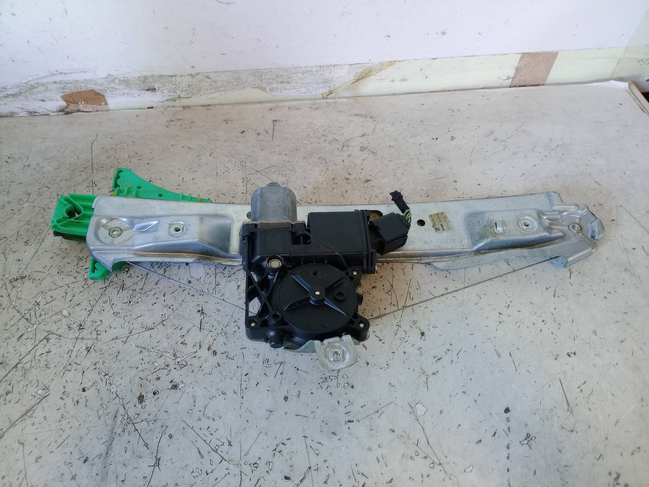 Alzacristallo elettr. porta post. dx.