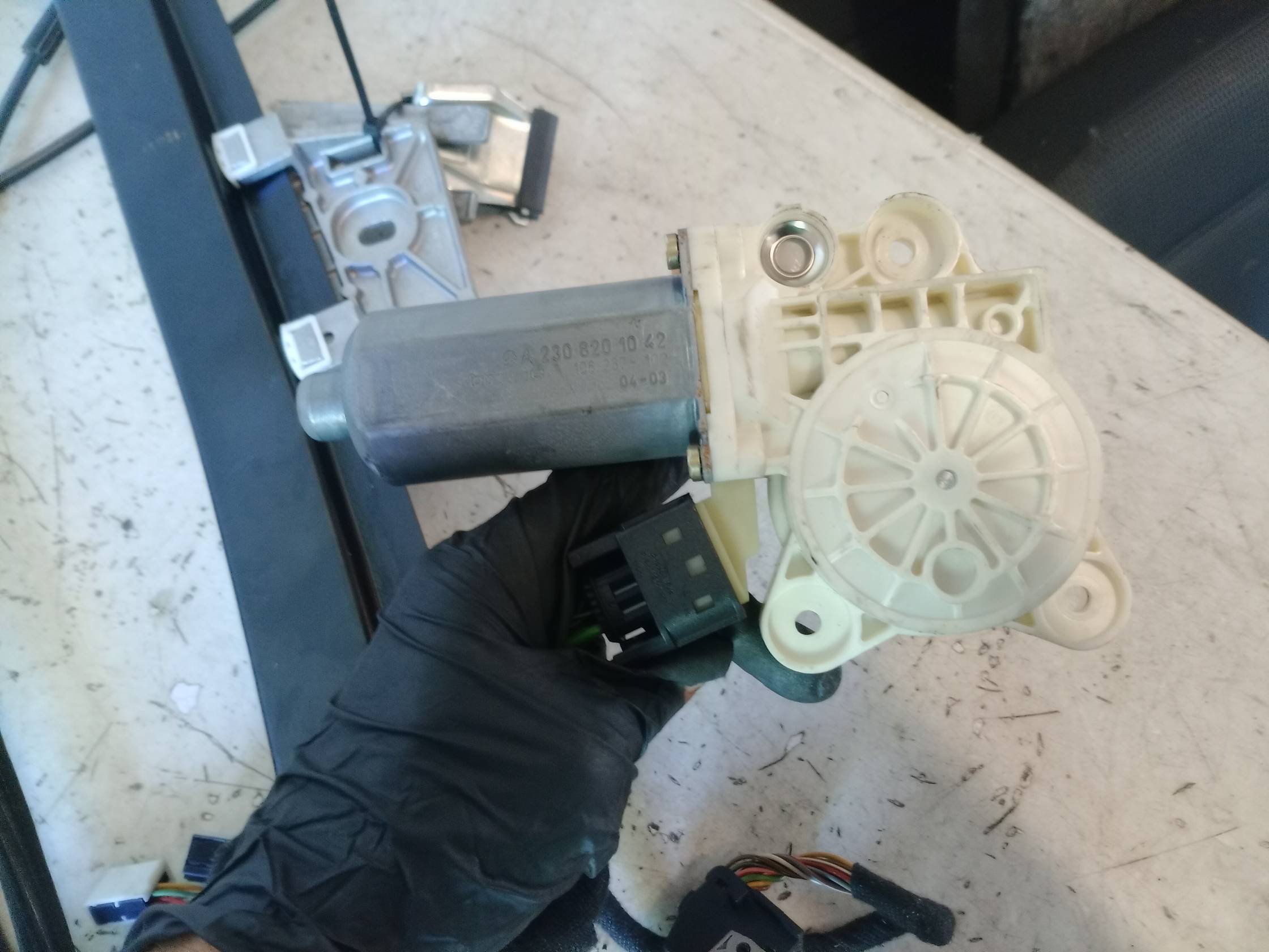 Alzacristallo parafango post. sx.