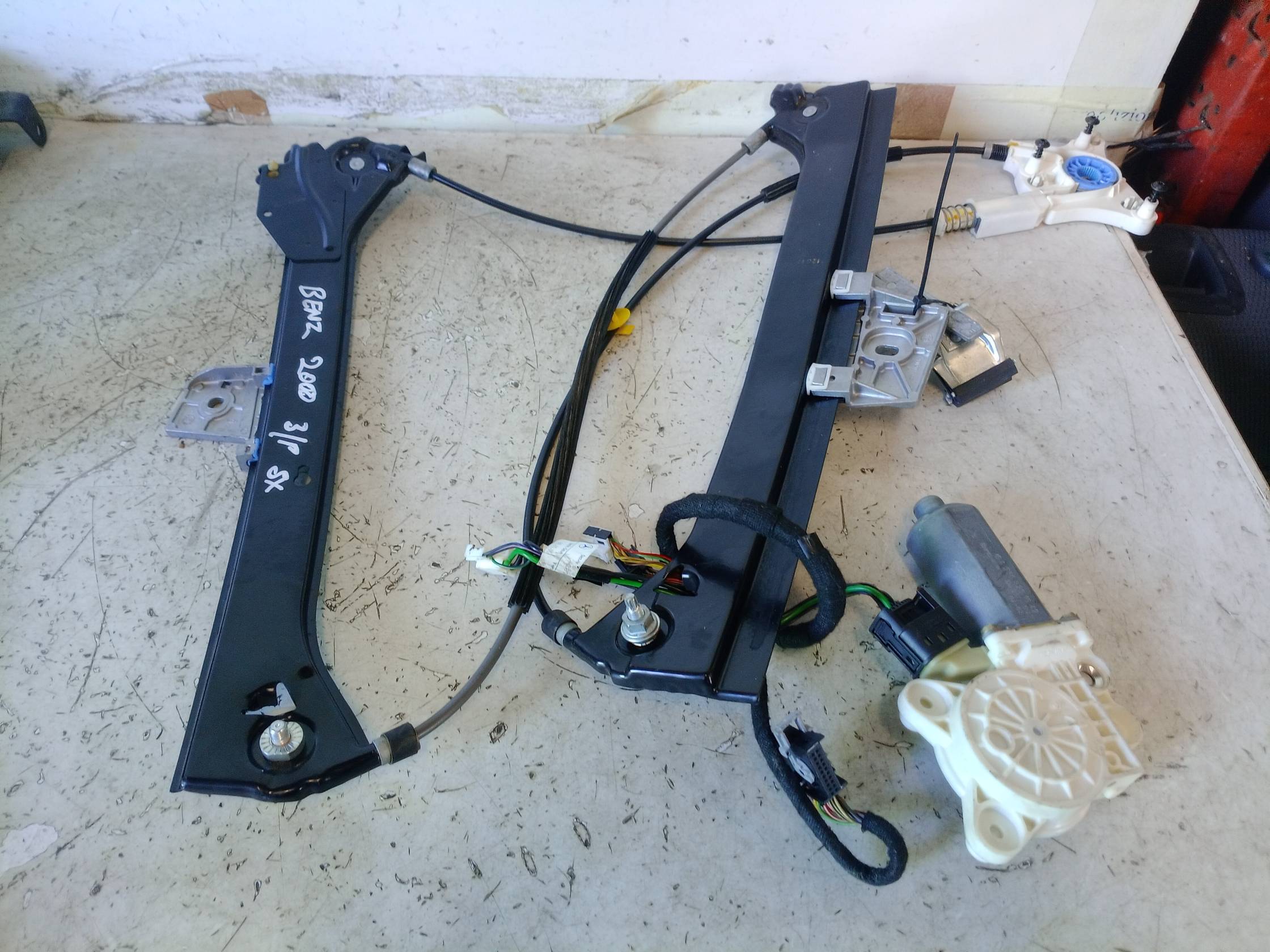 Alzacristallo parafango post. sx.