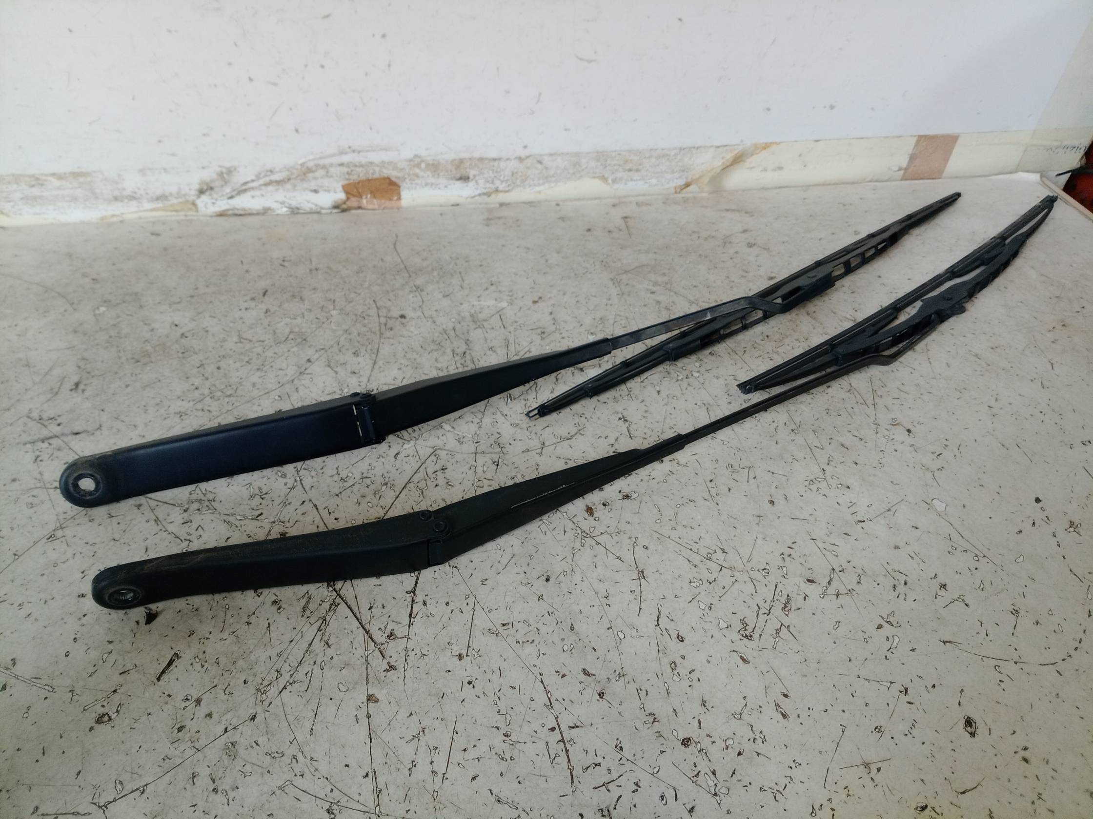 Braccio tergiparabrezza sx.