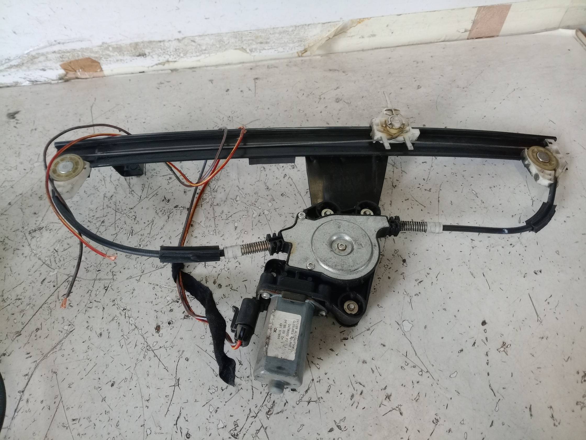 Alzacristallo elettr. porta ant. con motorino dx. Alzacristallo elettr. porta ant. con motorino dx.