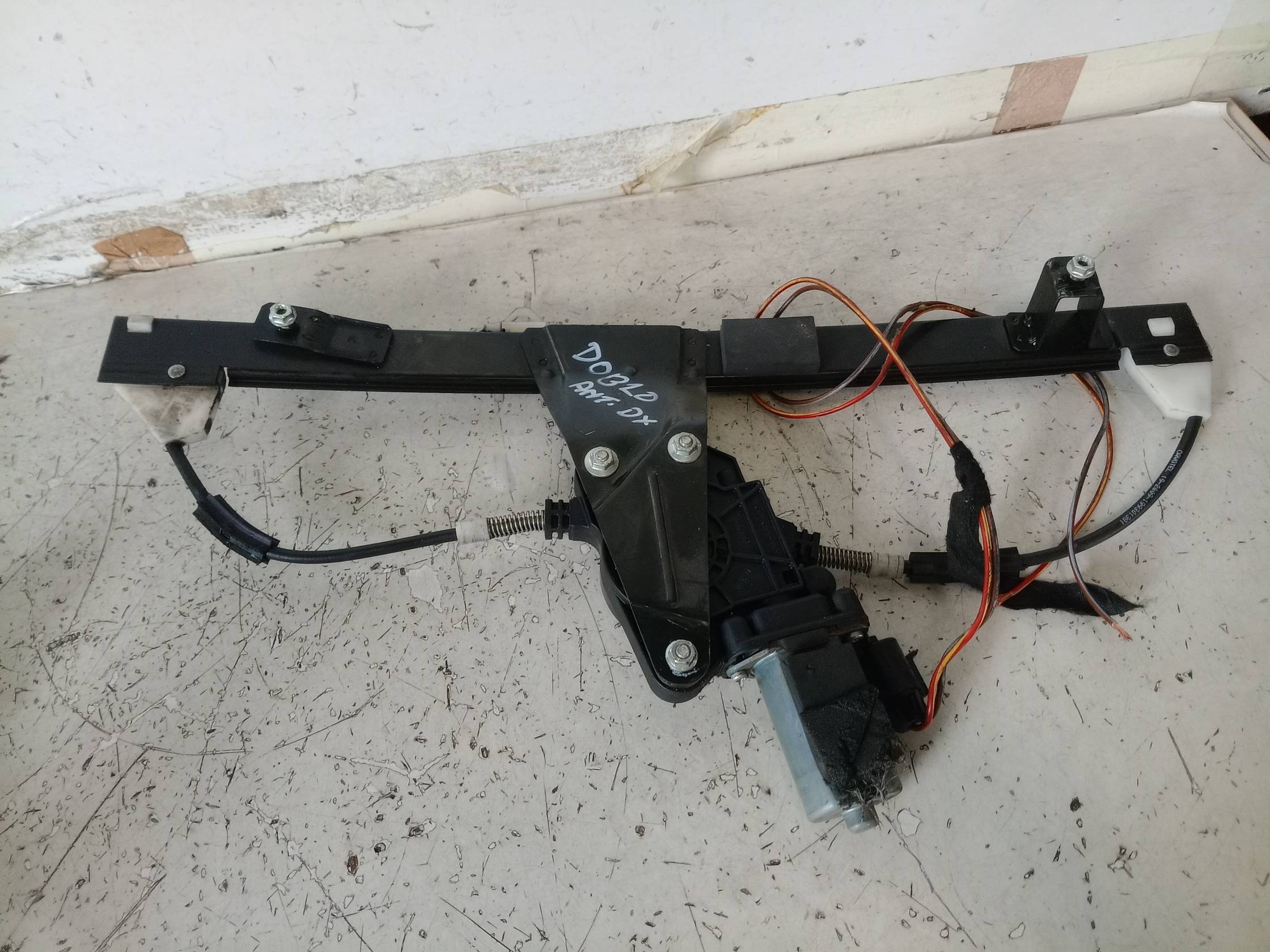 Alzacristallo elettr. porta ant. con motorino dx. Alzacristallo elettr. porta ant. con motorino dx.