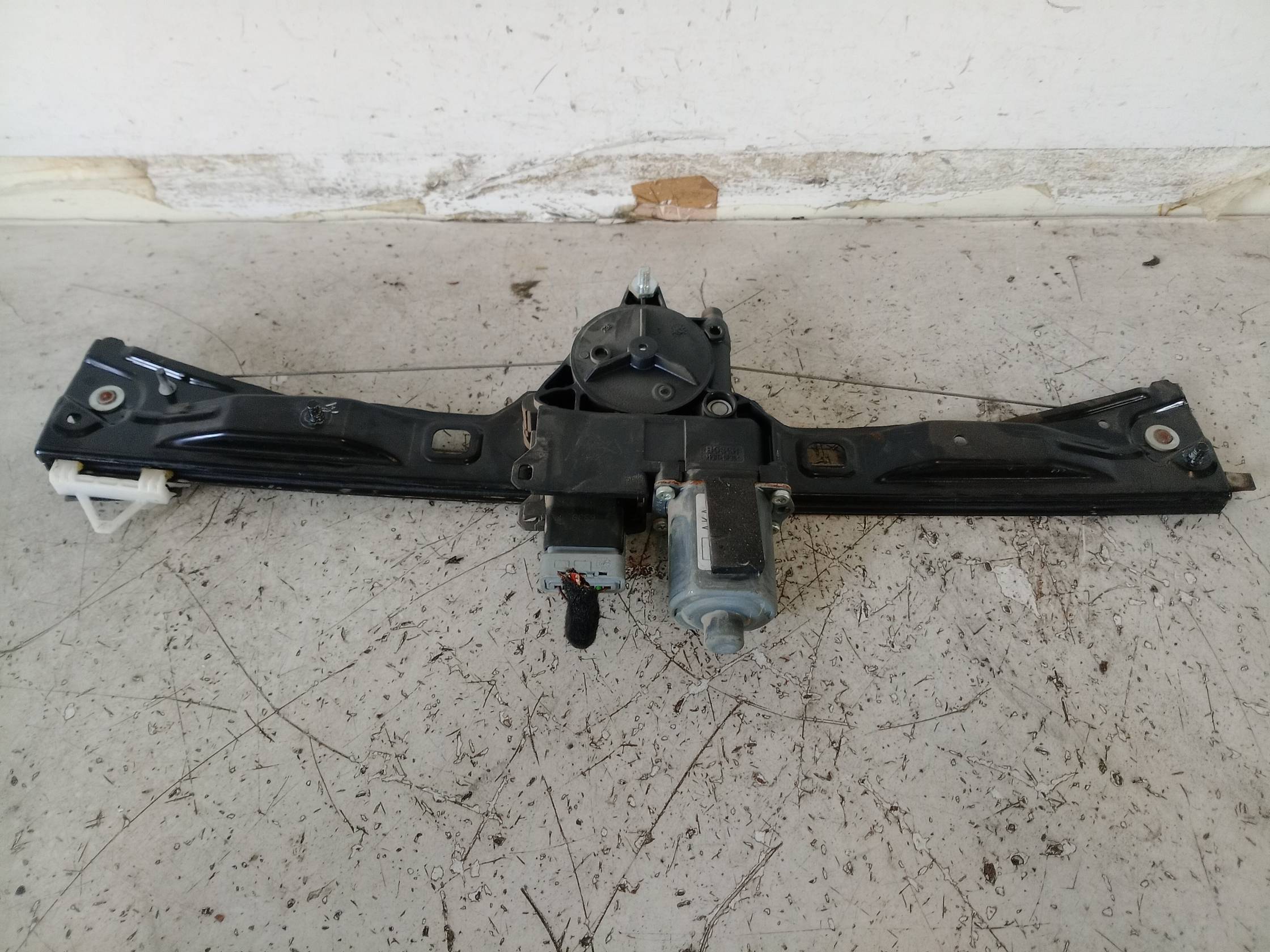 Alzacristallo elettr. porta ant. con motorino sx. Alzacristallo elettr. porta ant. con motorino sx.