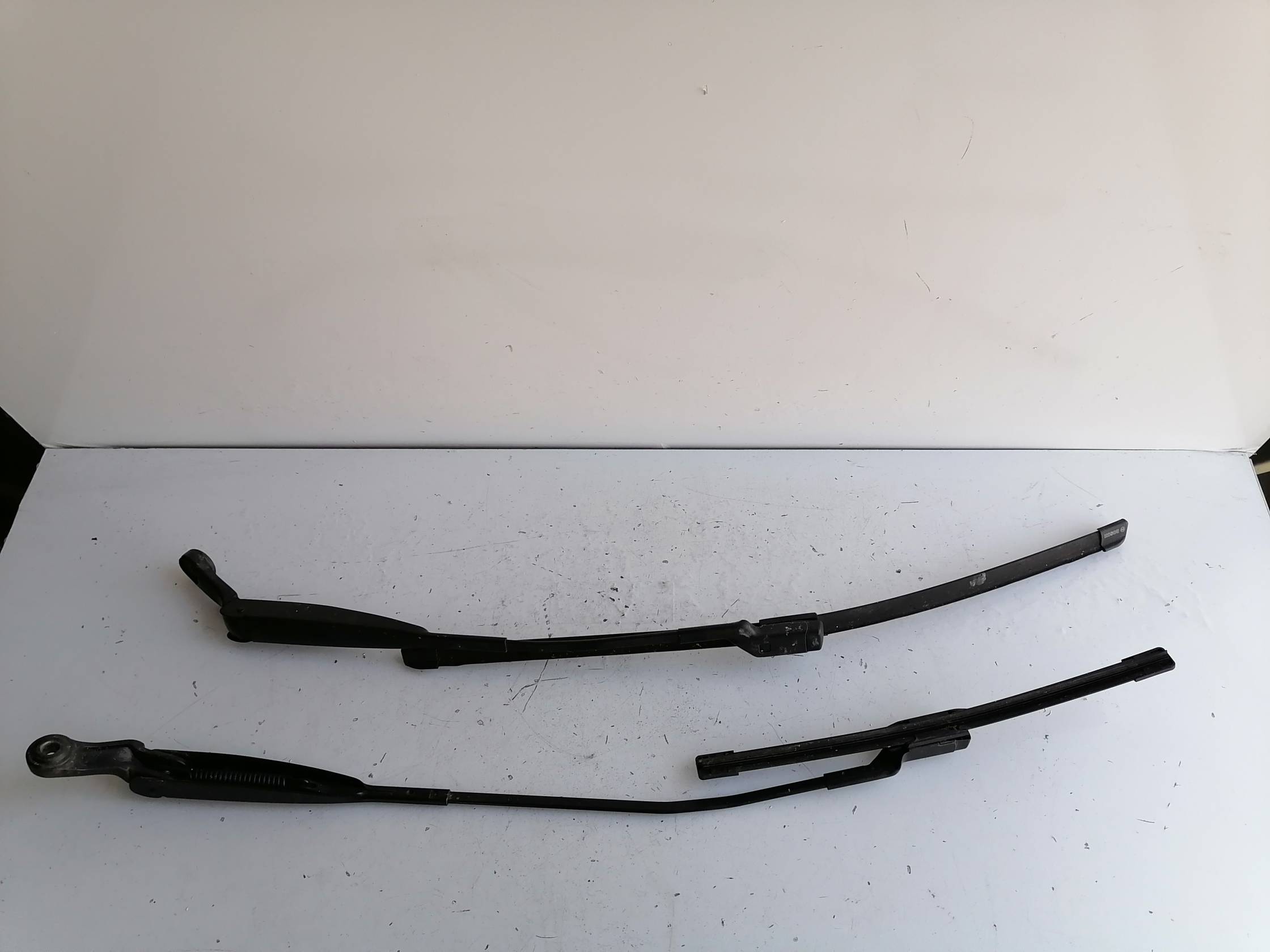 Braccio tergiparabrezza sx.