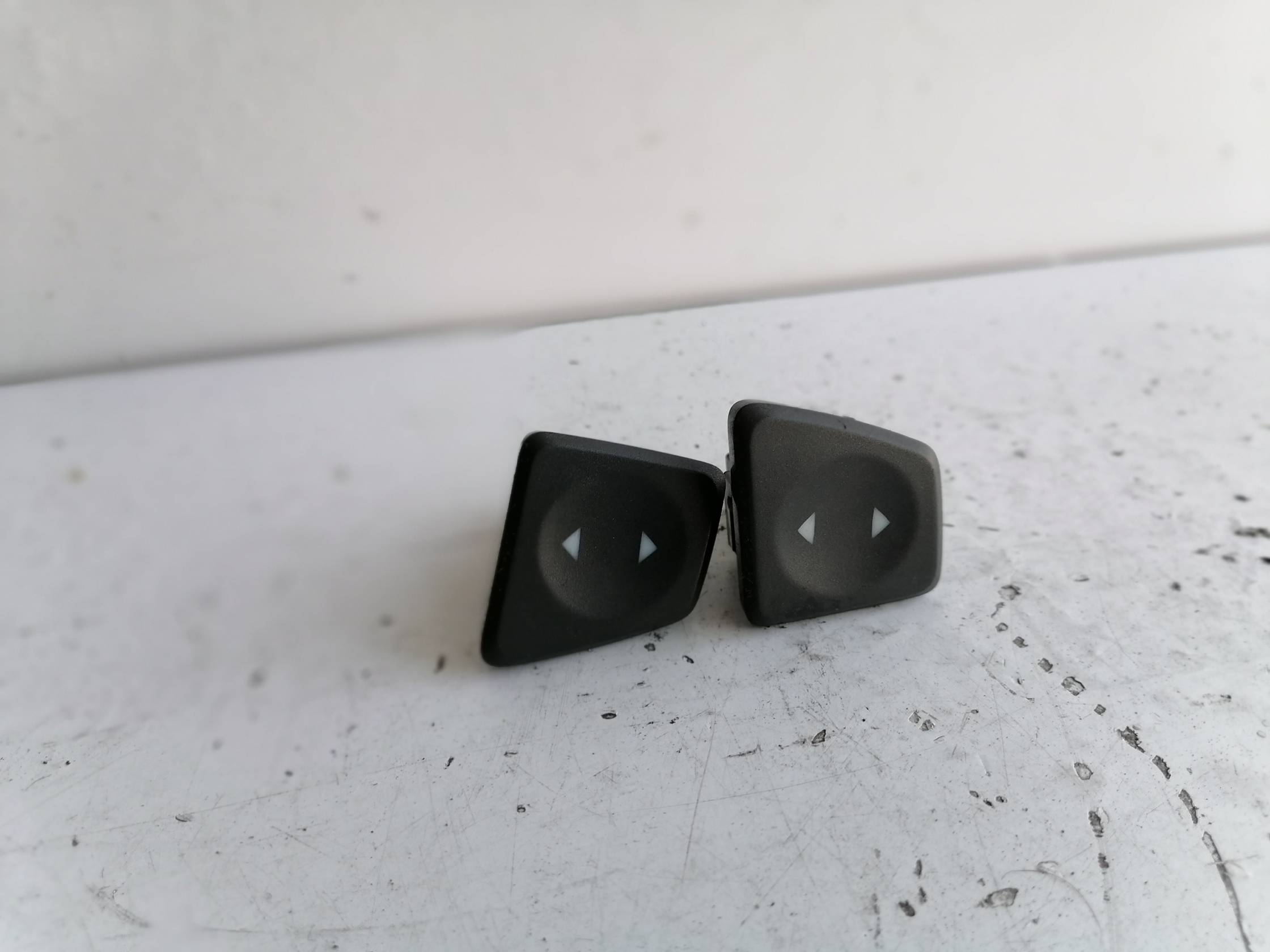 Interruttore alzacristalli porta ant. sx.